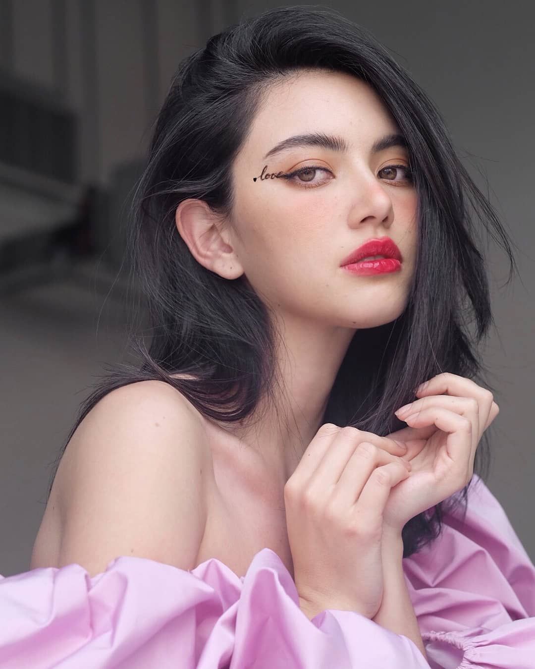 1080x1350 Davika Hoorne Wallpaper