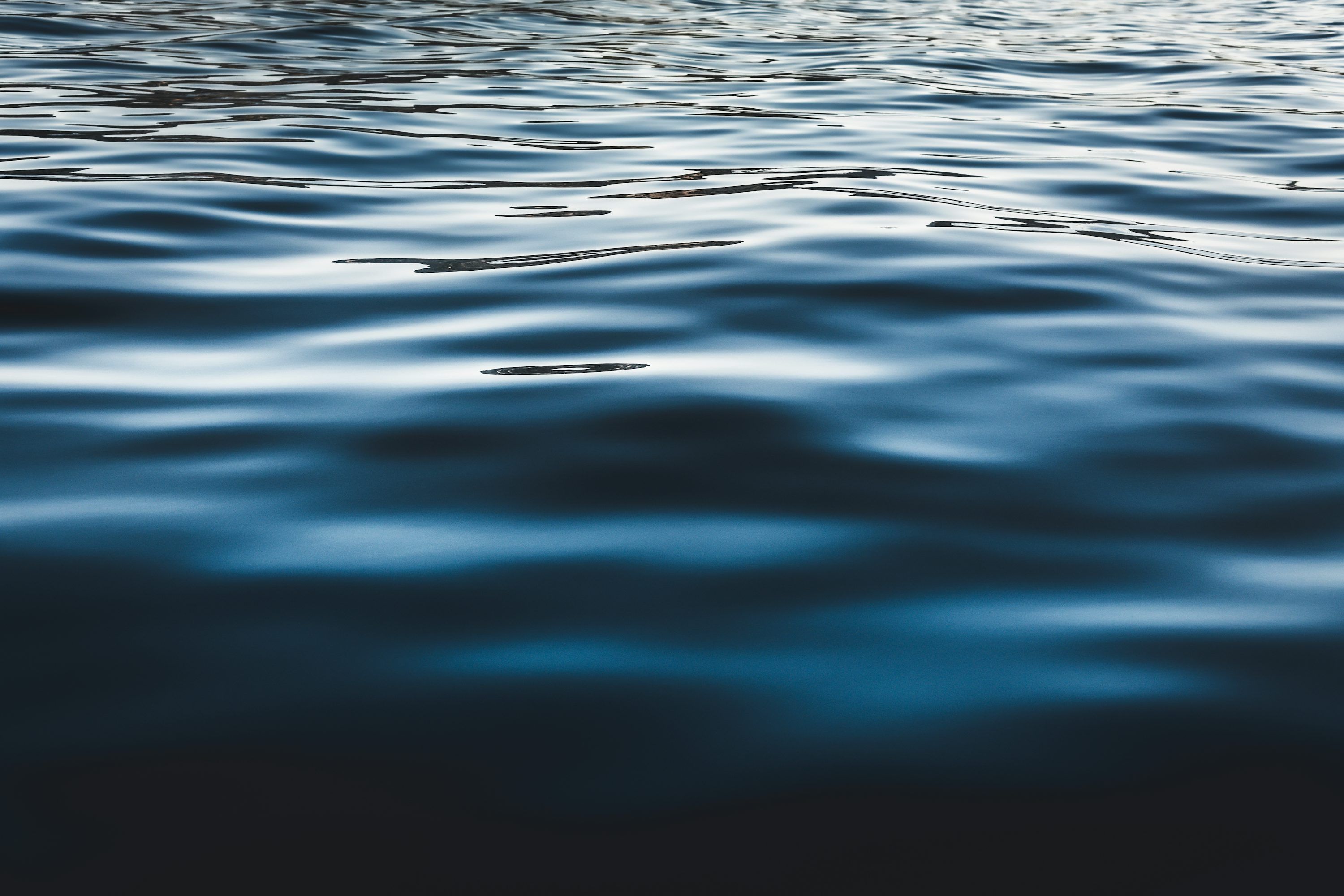 3000x2000 A body of water with ripples photo