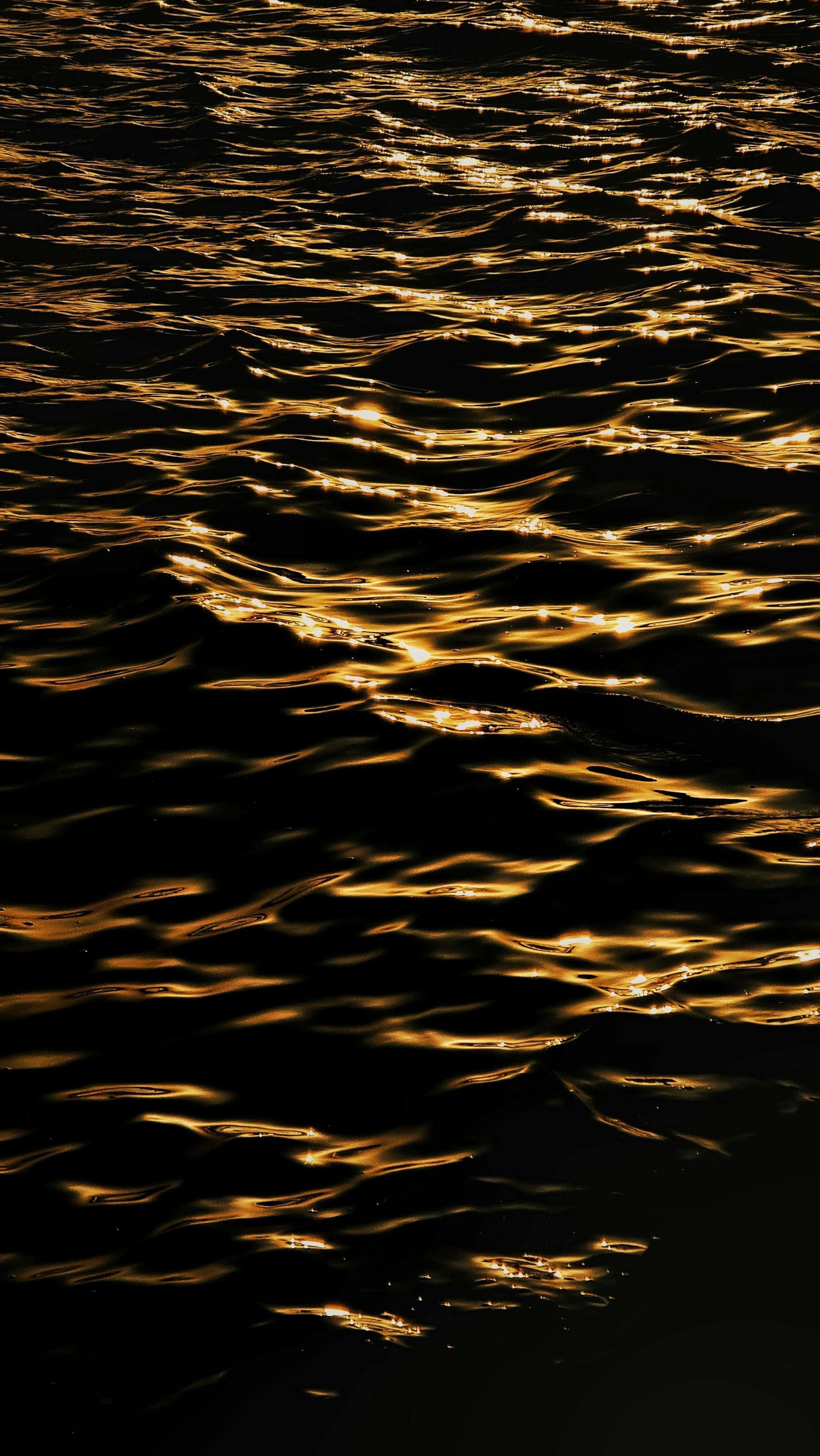 2252x4000 Ripples on the Dark Water surface · Free