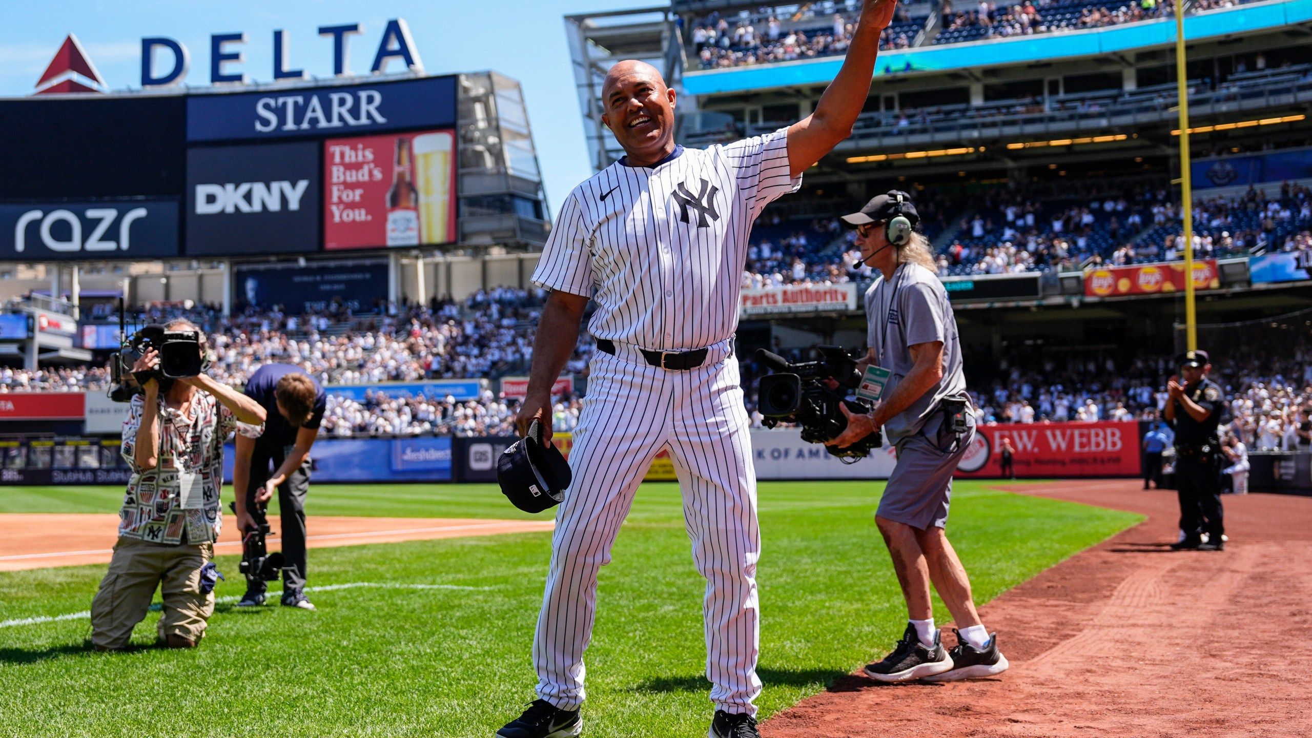 2560x1440 Mariano Rivera Tears Achilles In Yankees Old Timers' Day Game And Needs Surgery
