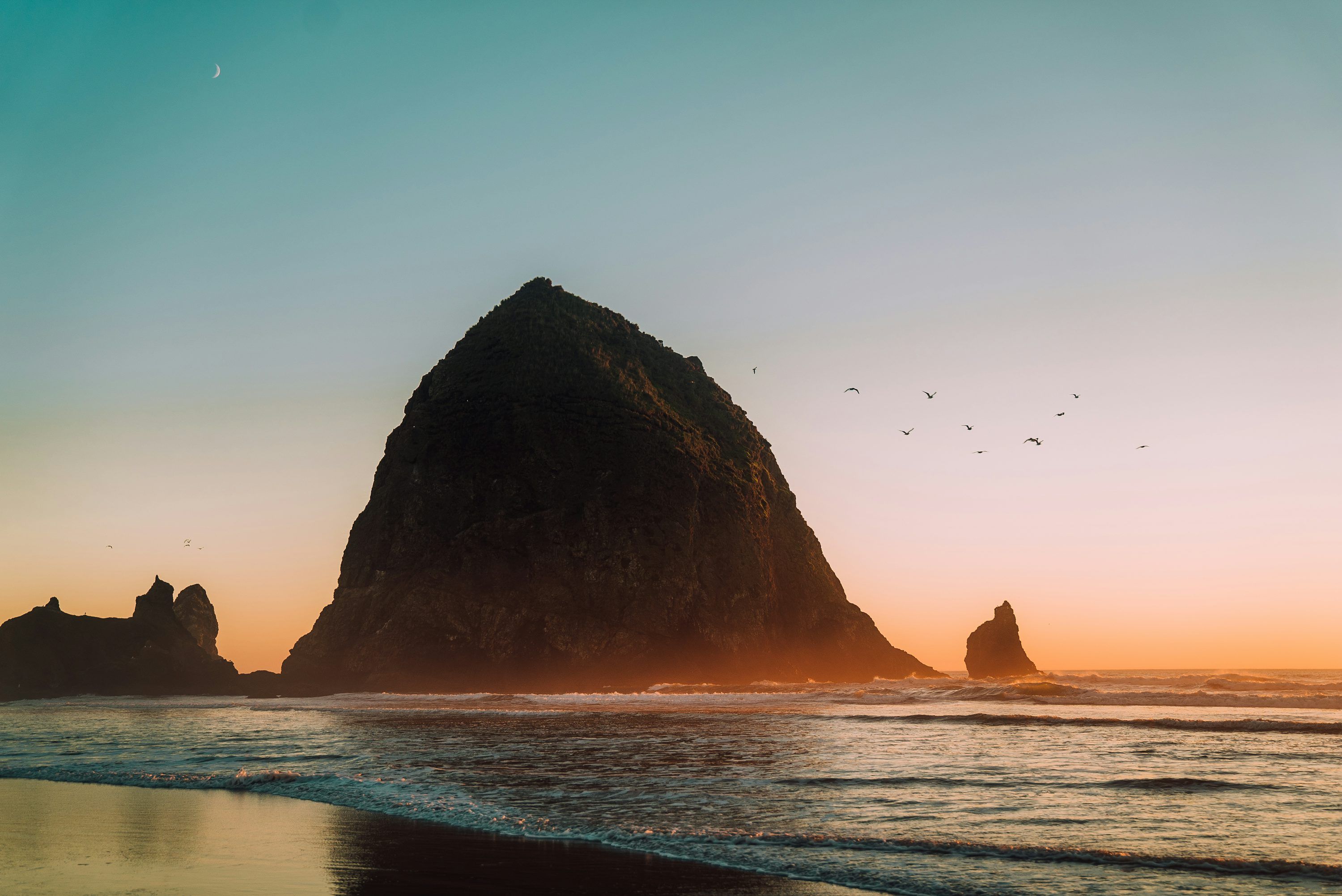 3000x2004 Rock formation in ocean photo