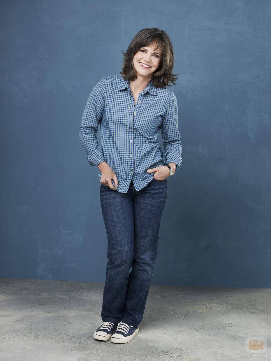 930x1238 Download Sally Field In A Casual Outdoorsy Outfit Wallpaper