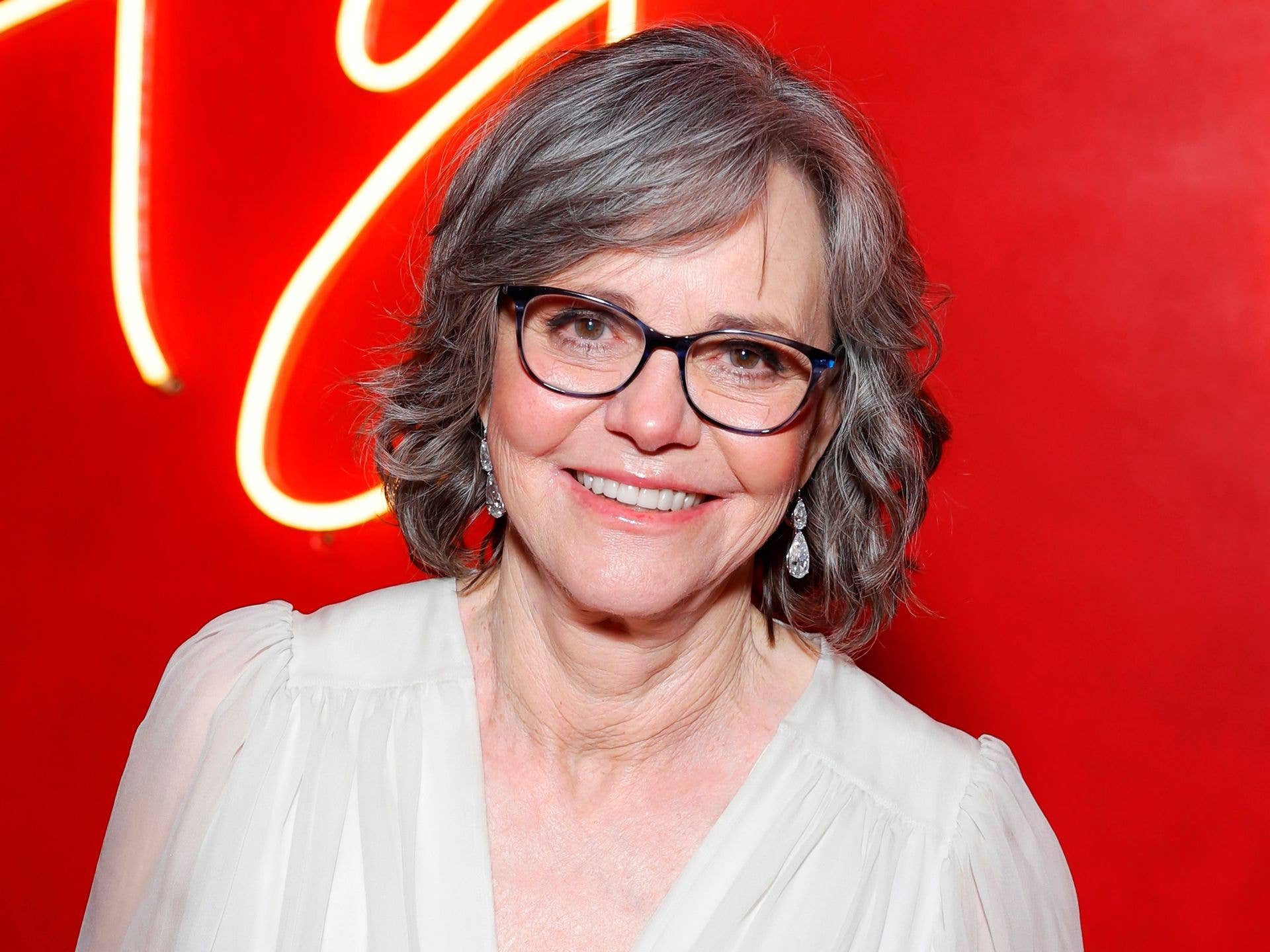 1920x1440 Sally Field's lounge at $2.3m LA home is a library for her five grandchildren. HELLO!