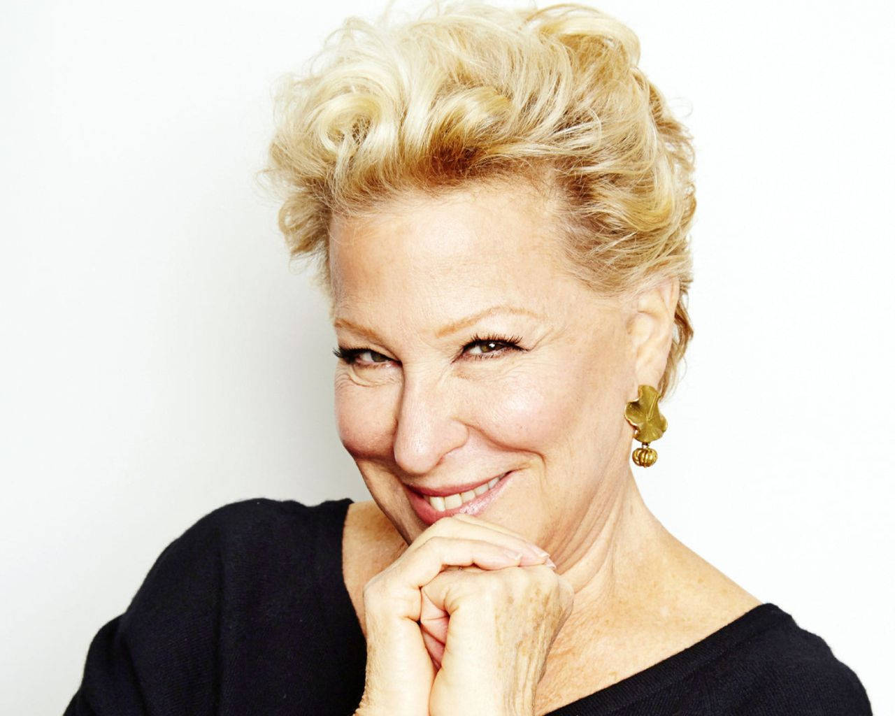 1280x1024 Download Bette Midler Beautiful Smile Wallpaper