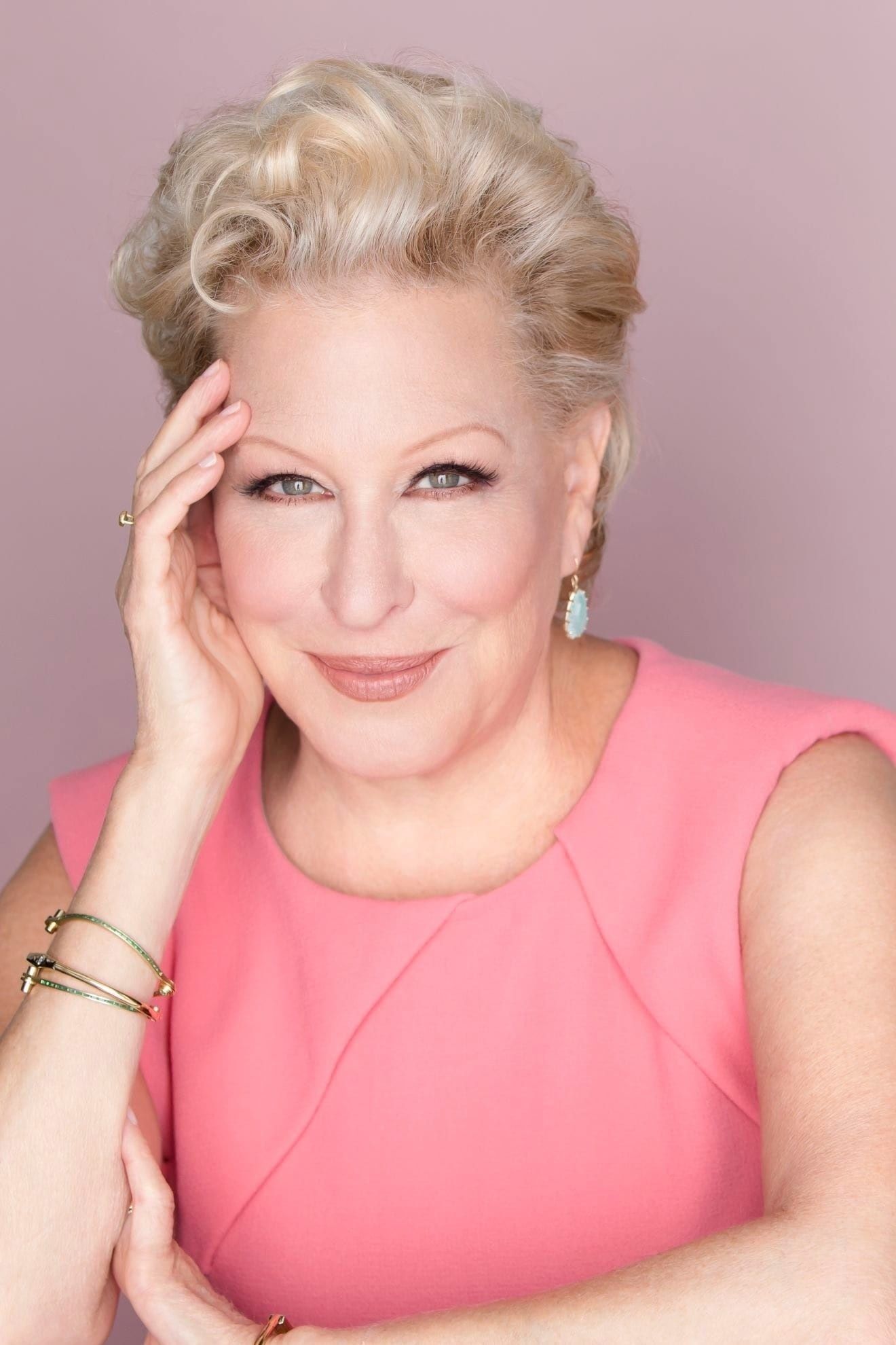 1320x1980 Bette Midler Wallpaper