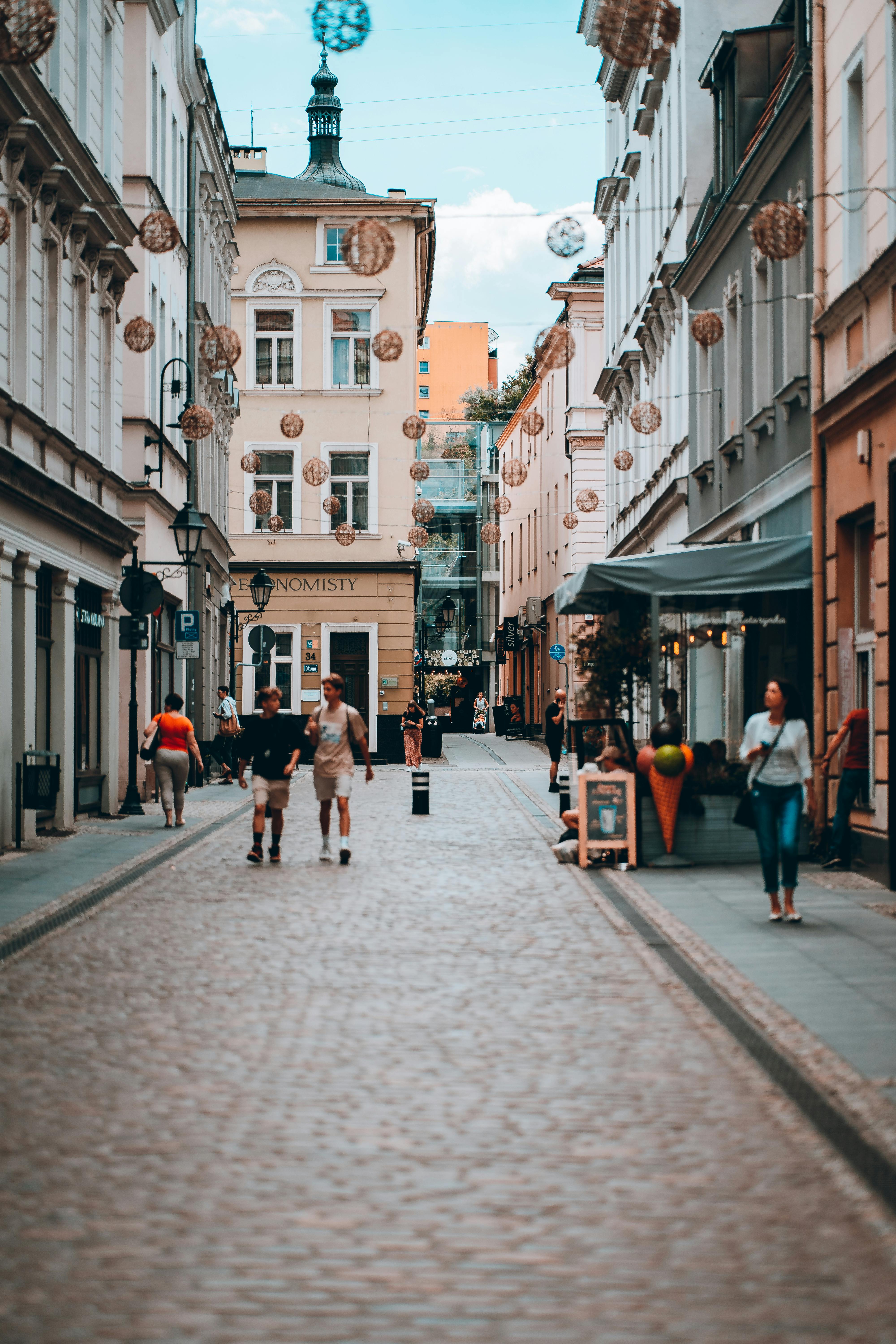 4000x6000 A Street with Cobblestone Pavement in a City · Free