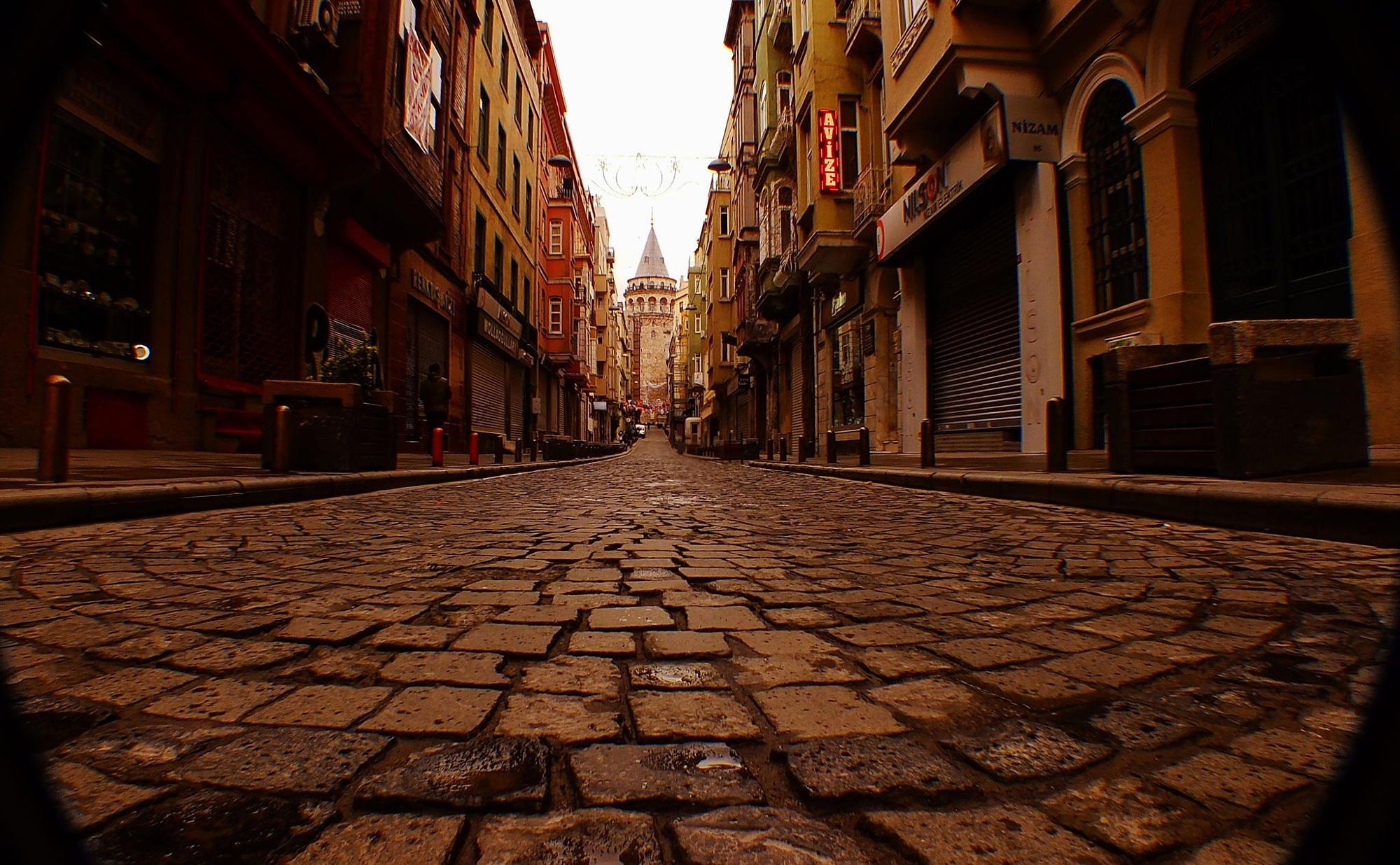 2000x1236 Charming Istanbul Streets: A Stunning HD Wallpaper from Turkey