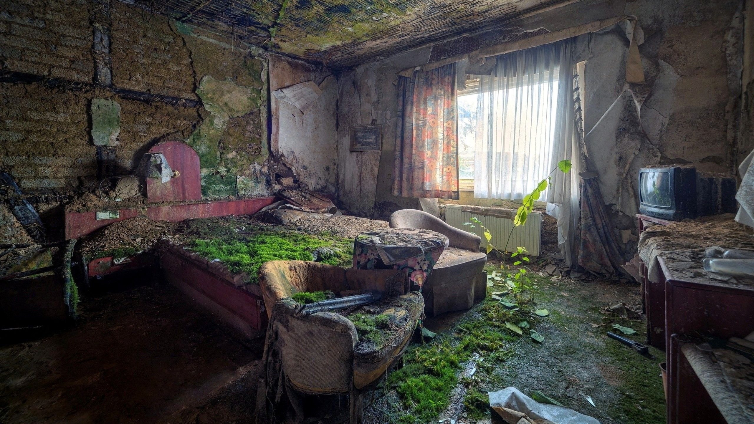 2560x1440 Abandoned House Wallpaper