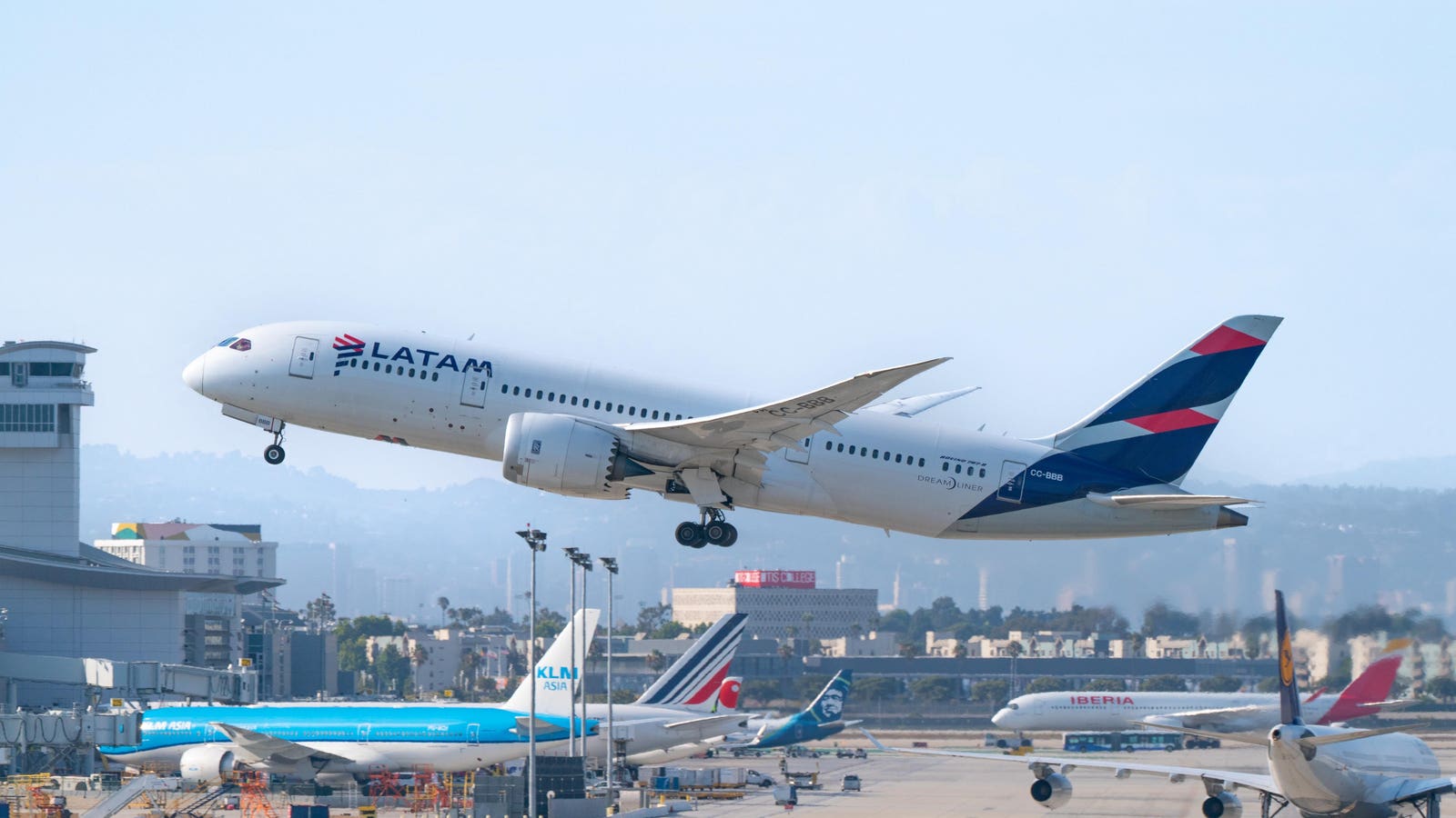 1600x900 At Least 50 Injured On LATAM Airlines Boeing 787 After Technical Problem Causes Sudden Drop In Altitude