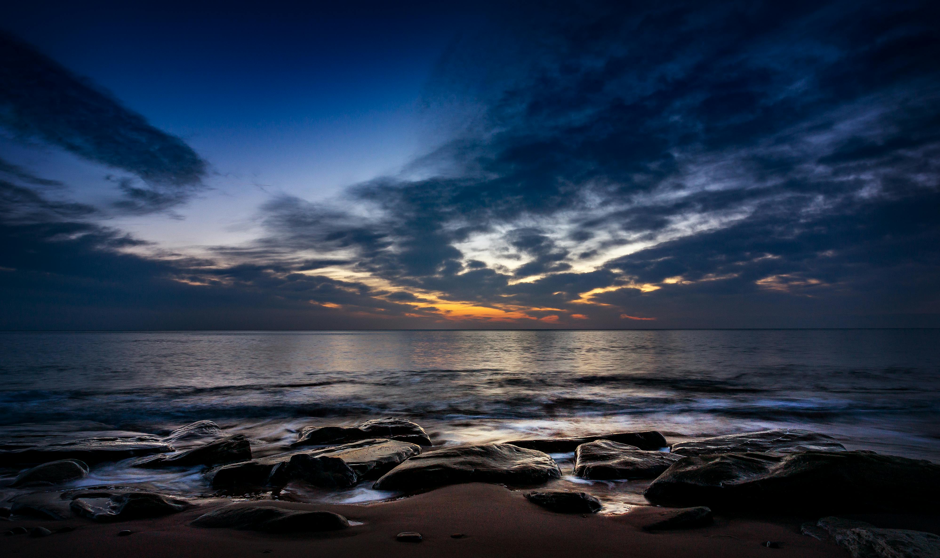 3995x2371 View of a Rocky Beach and the Sea at Dusk · Free