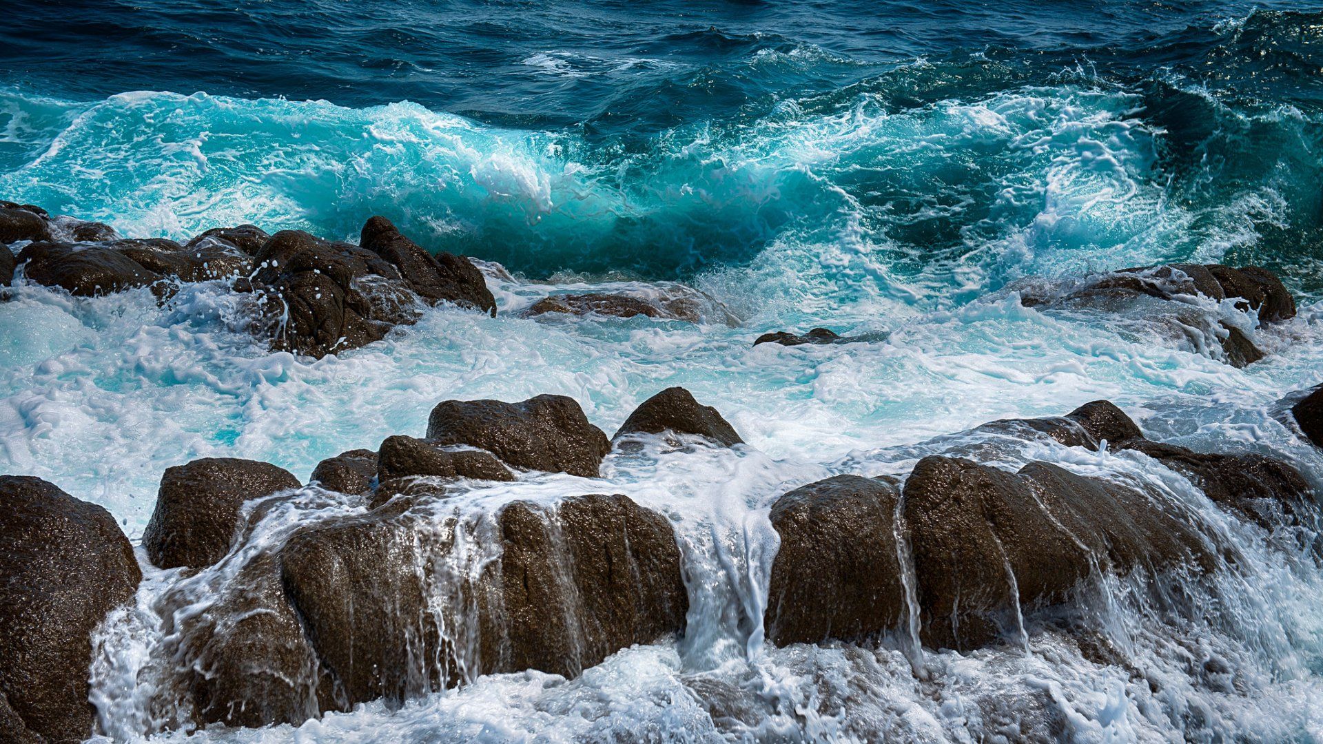 1920x1080 Majestic Ocean Waves Crashing Over Rocky Shore. HD Nature Wallpaper