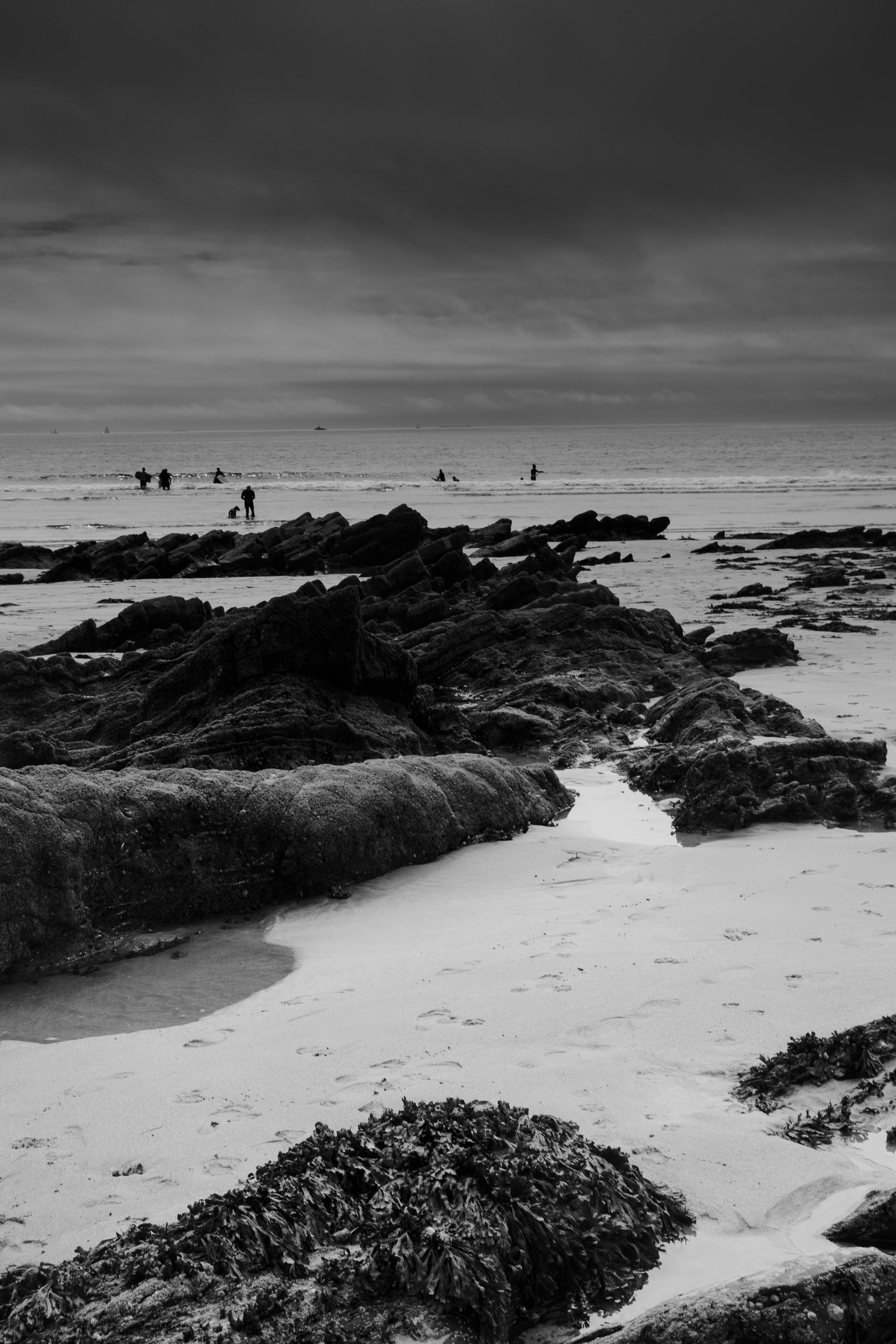 4000x6000 Black and White Photo of a Sandy Beach with Rocks · Free