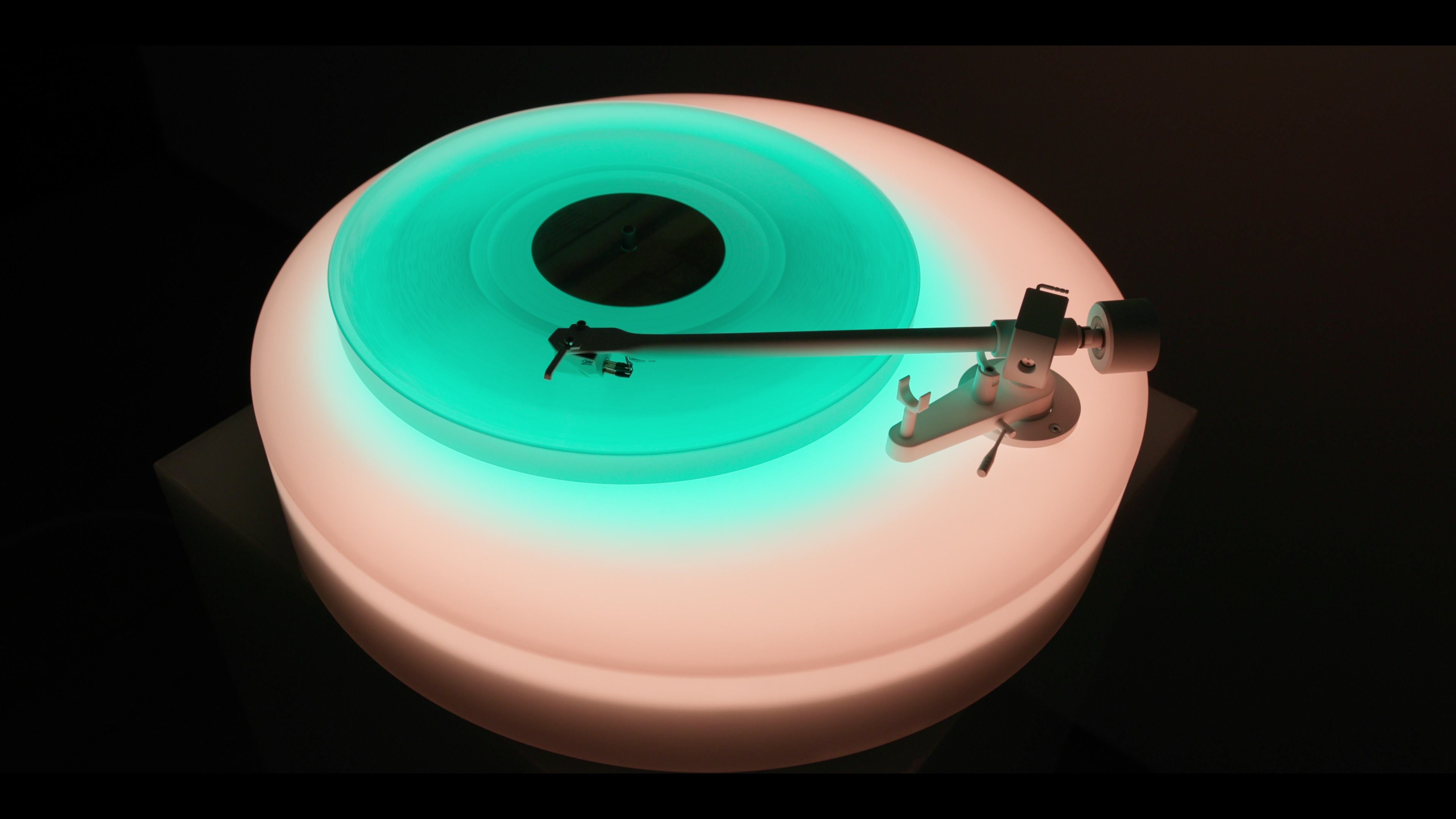 3840x2160 Brian Eno on his Turntable II, circular and 'sexier somehow'. Wallpaper*