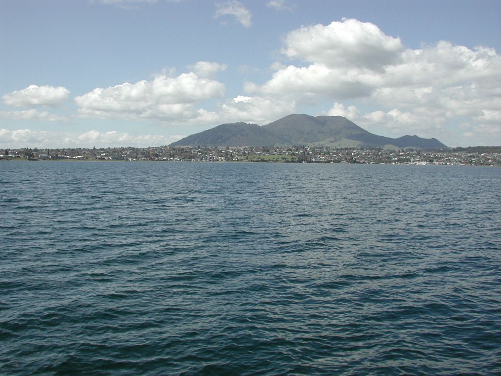 1024x768 Mount Tauhara from Lake