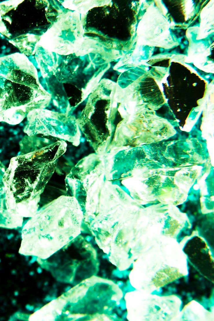 740x1110 Stunning emerald texture Image