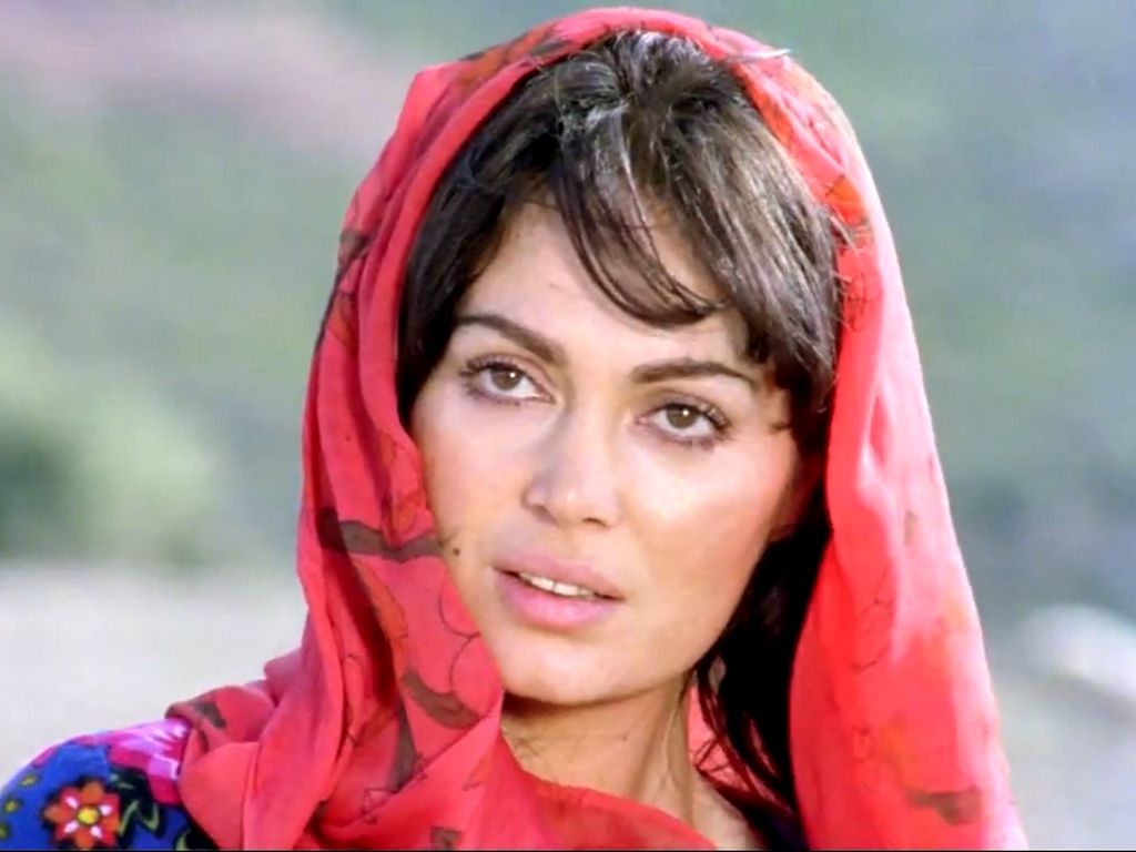 1024x768 The Girl with the Red Scarf (1977)