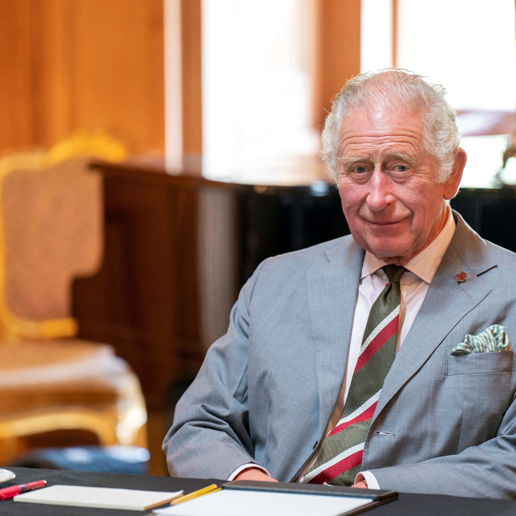 1800x1800 Download King Charles III Smirking Behind Desk Wallpaper