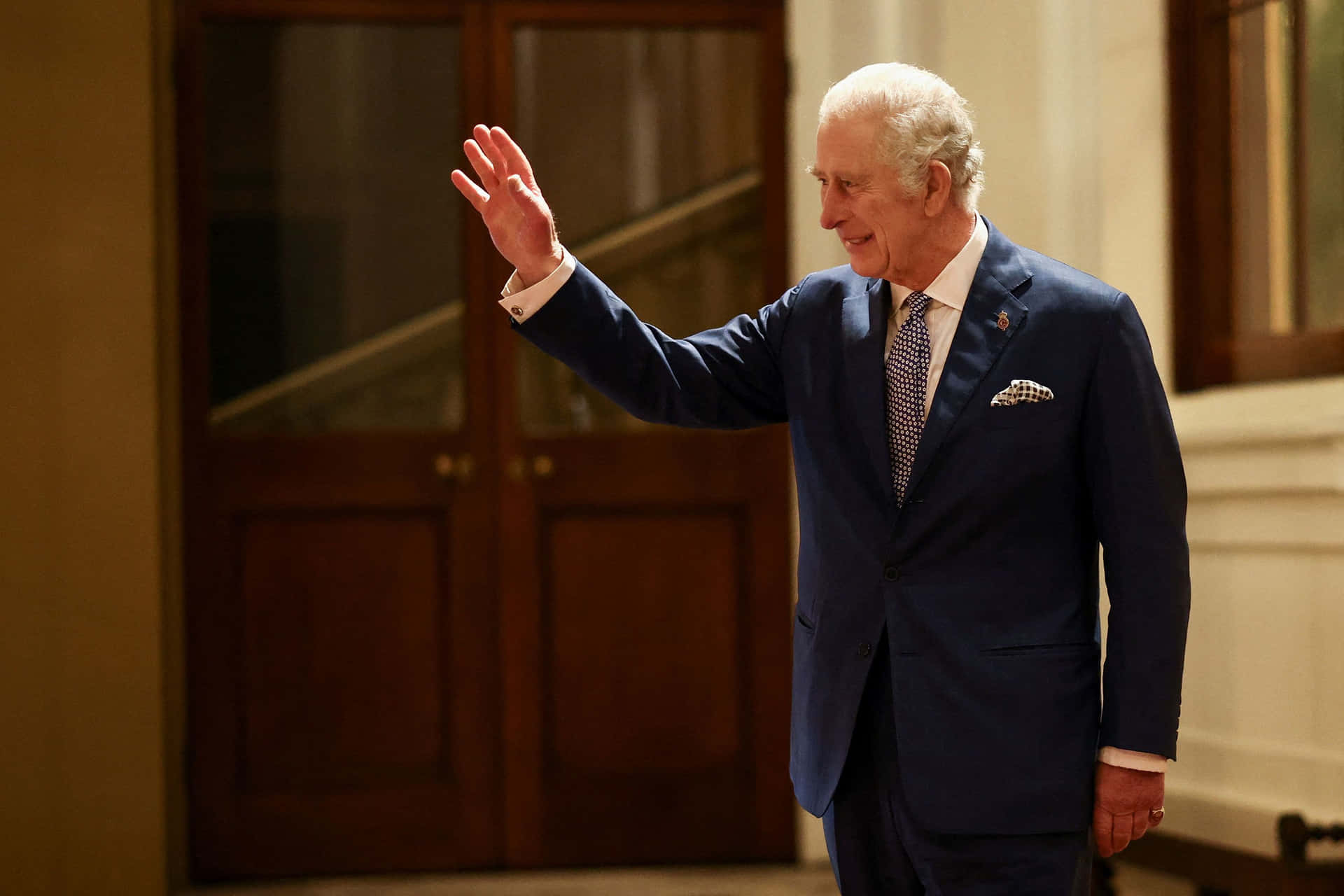 1920x1280 Download King Charles III Alone And Waving Wallpaper