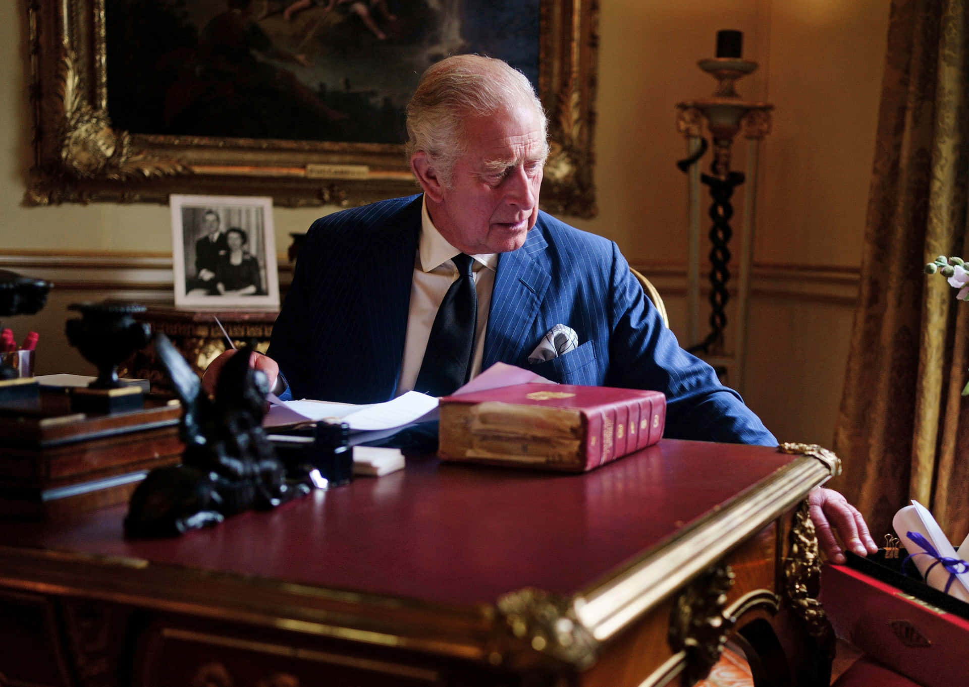 1920x1362 Download King Charles Iii Signing Papers Wallpaper