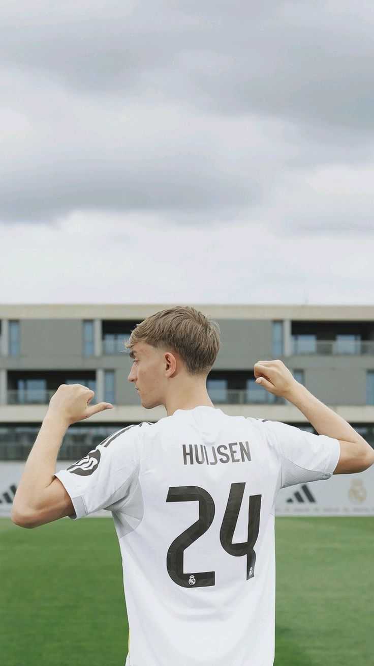 736x1308 Dean Huijsen