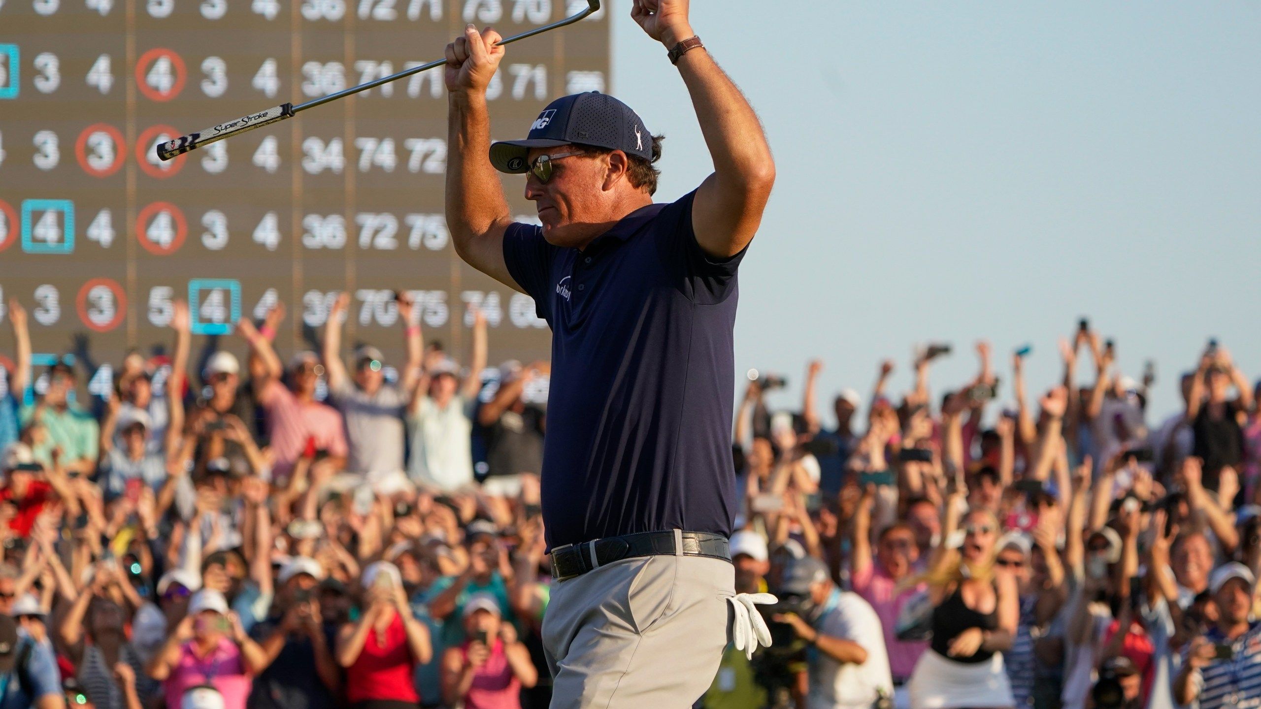 2560x1440 One more thrill: Phil Mickelson wins at 50 in raucous PGA