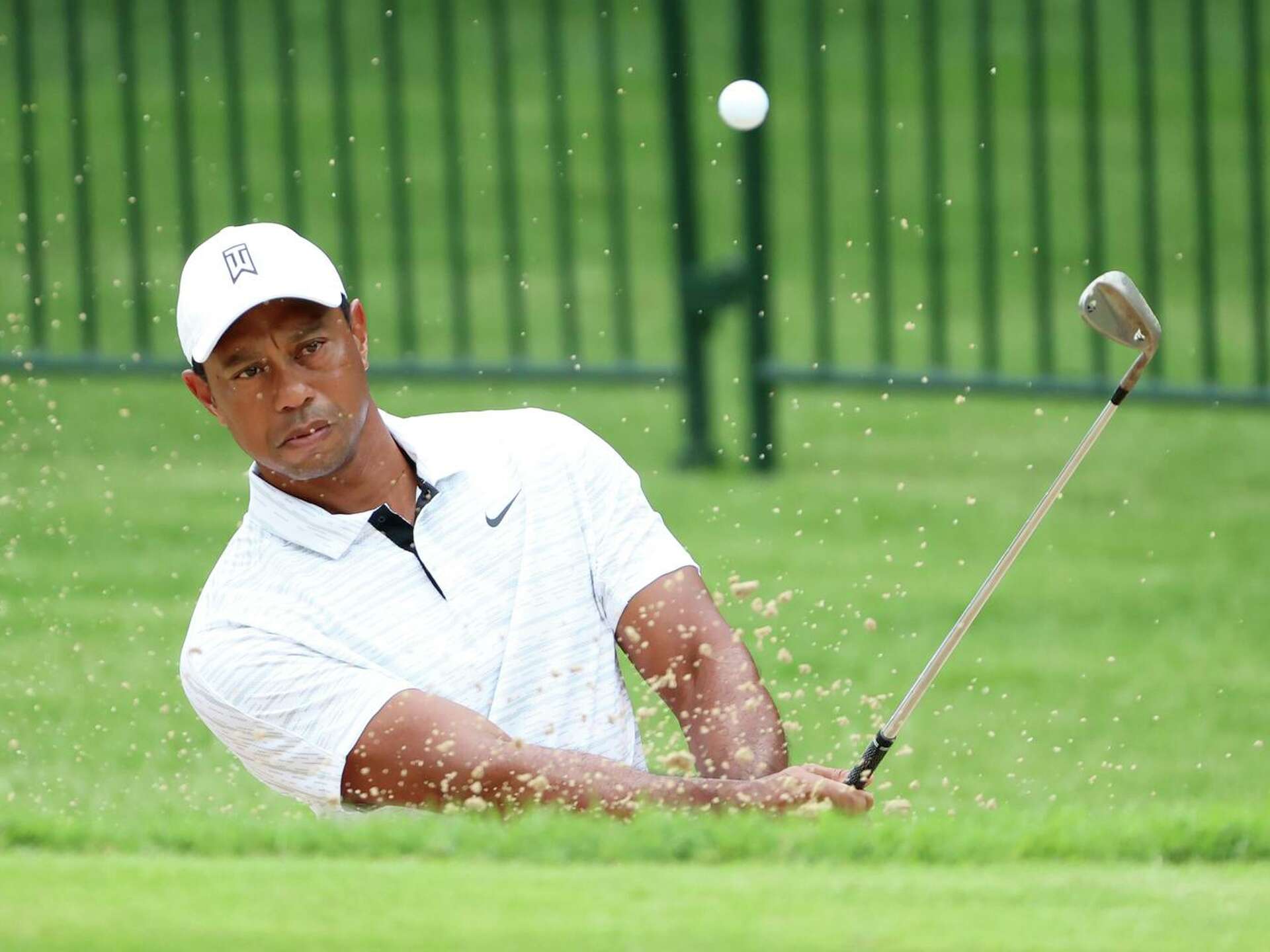 1920x1440 Rebuking Phil Mickelson, Tiger Woods says, 'There's plenty of money out here'