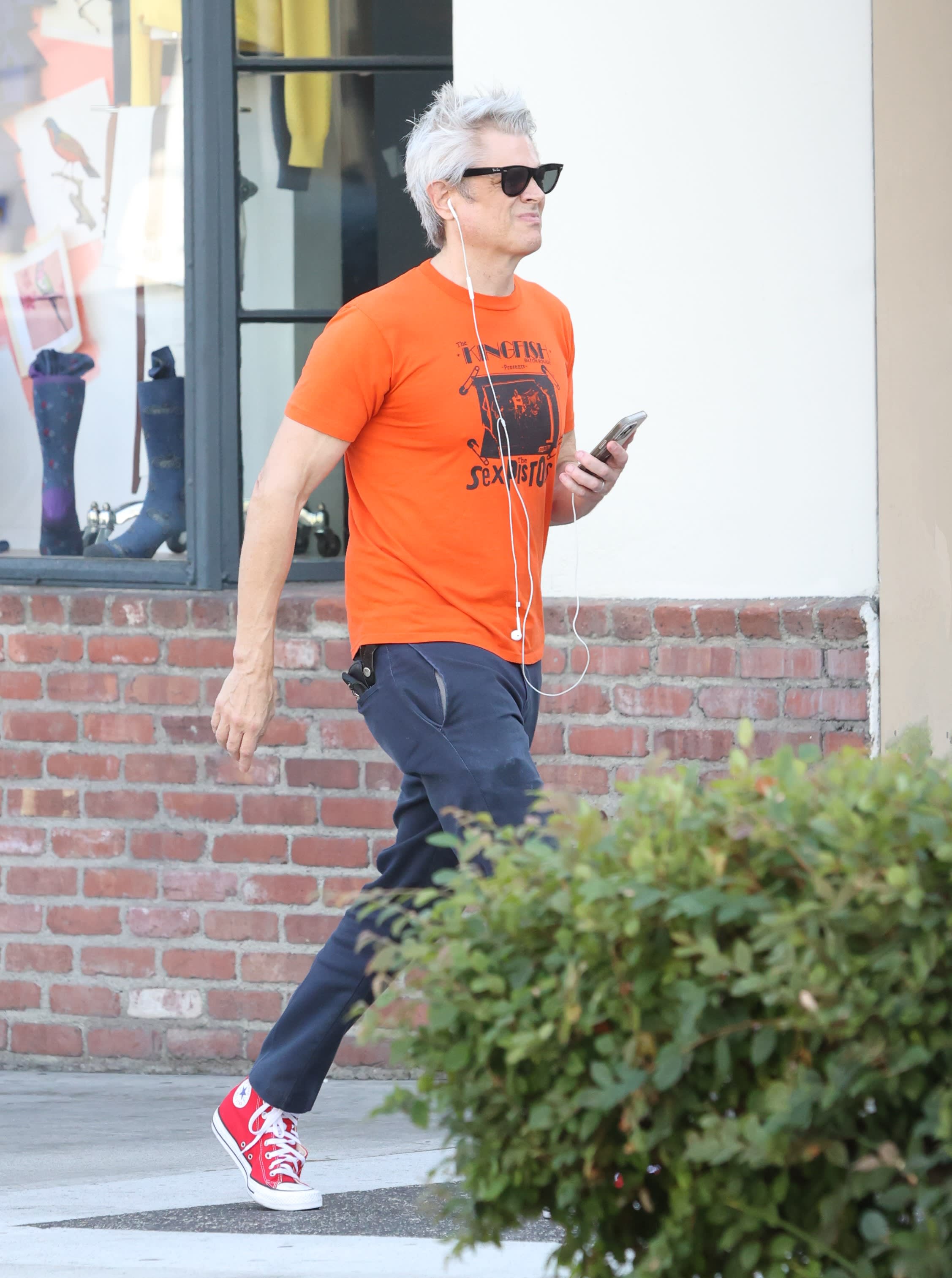 2254x3026 Johnny Knoxville Looks Unrecognizable on Rare Solo Outing's Journal