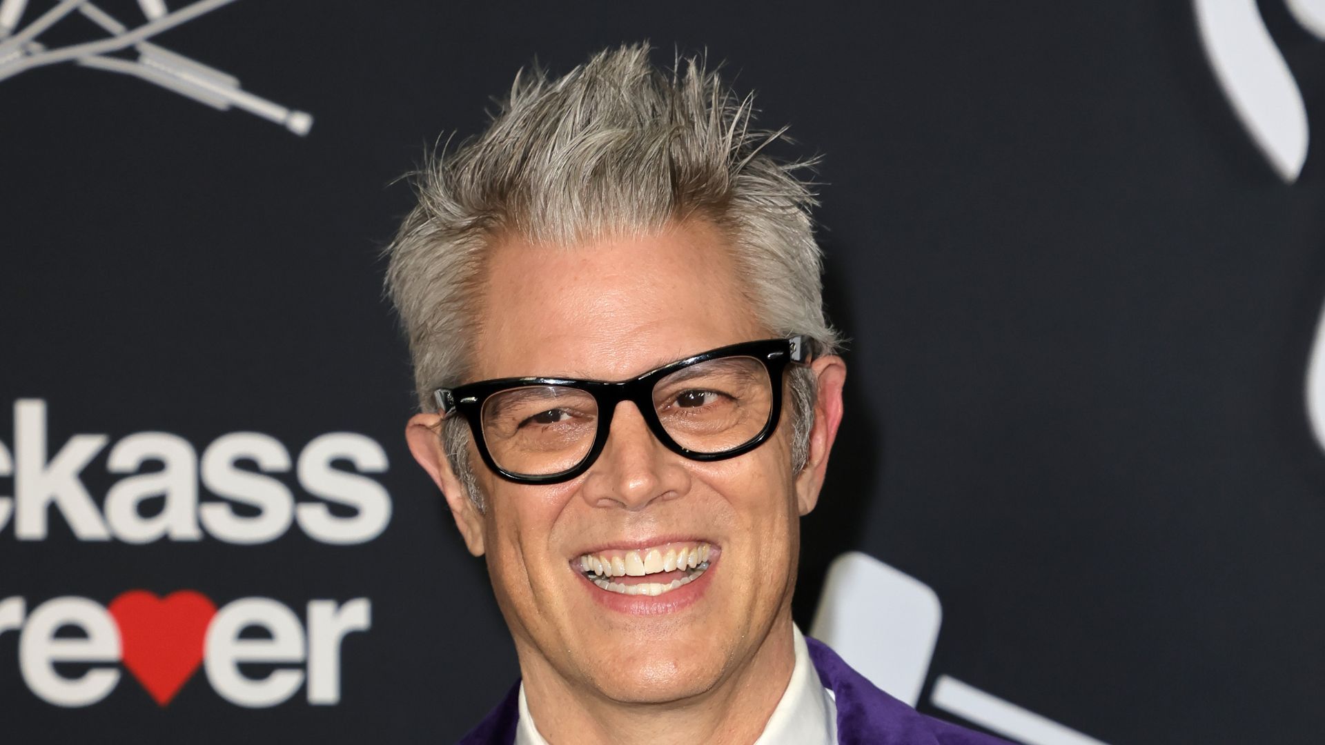 1920x1080 Johnny Knoxville: Medium Length Natural Grey Hairstyle