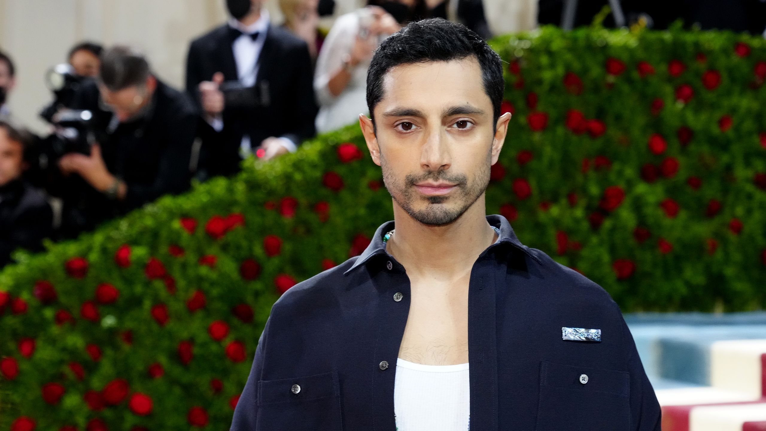 2560x1440 Riz Ahmed's Met Gala 2022 Outfit Is a Love Letter to Immigrant Workers