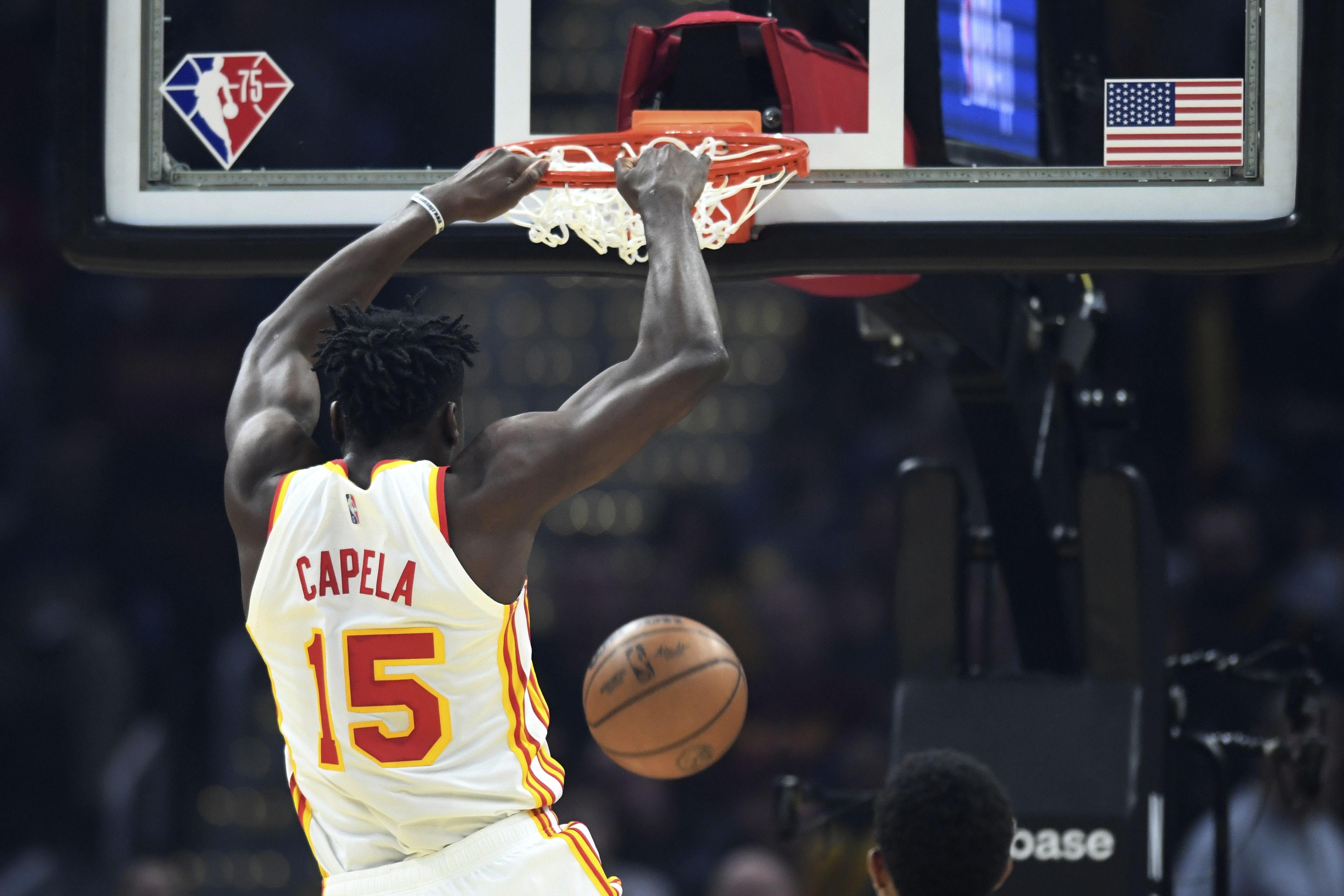 4034x2690 Hawks' Capela injures right knee against Cavs, out for game
