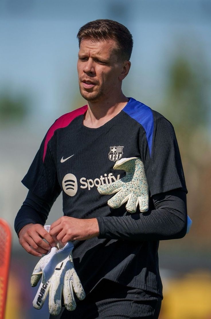 736x1113 Wojciech Szczęsny