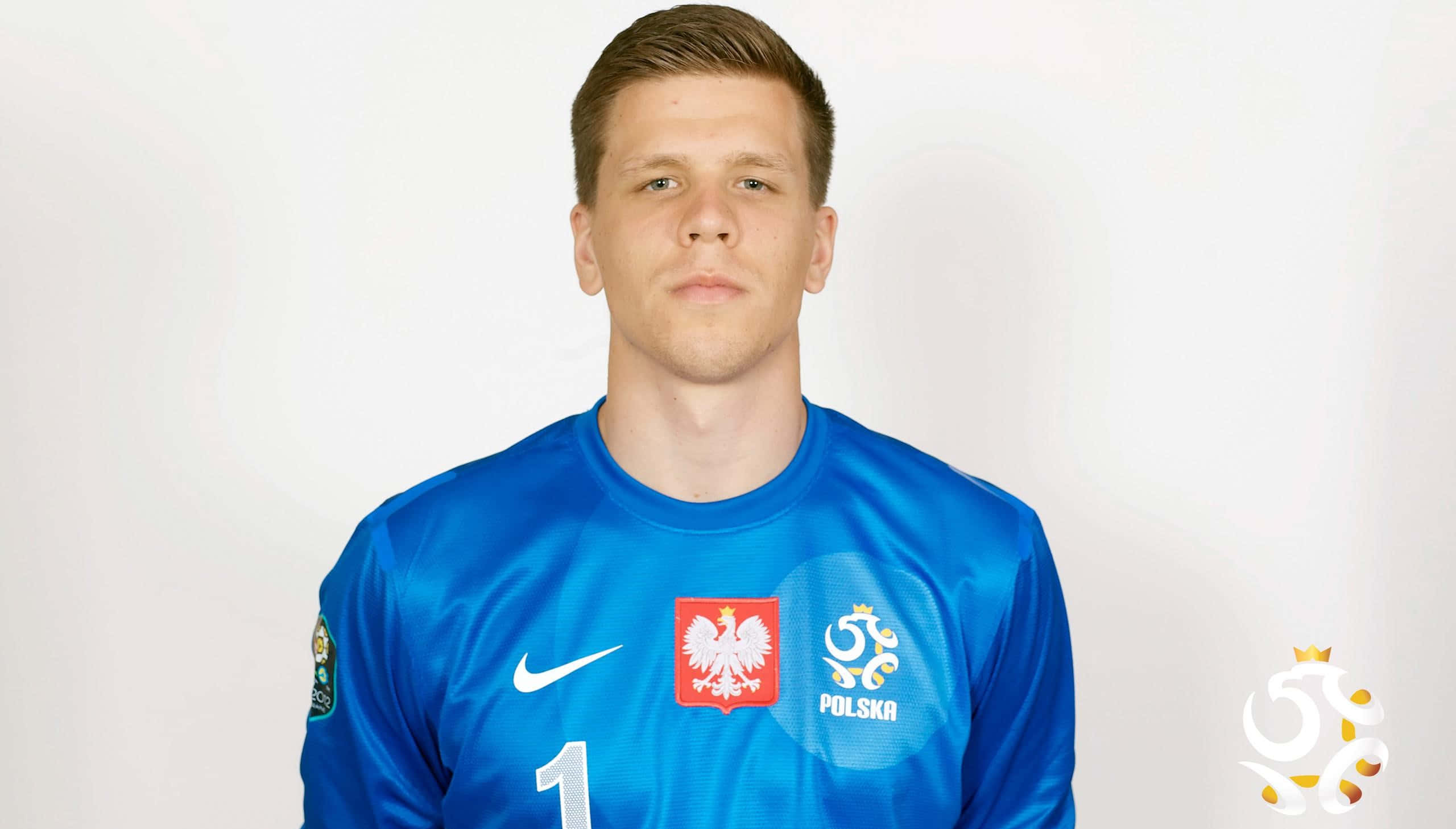 2560x1458 Download Polish goalkeeper Wojciech Szczesny looks towards the goal. Wallpaper