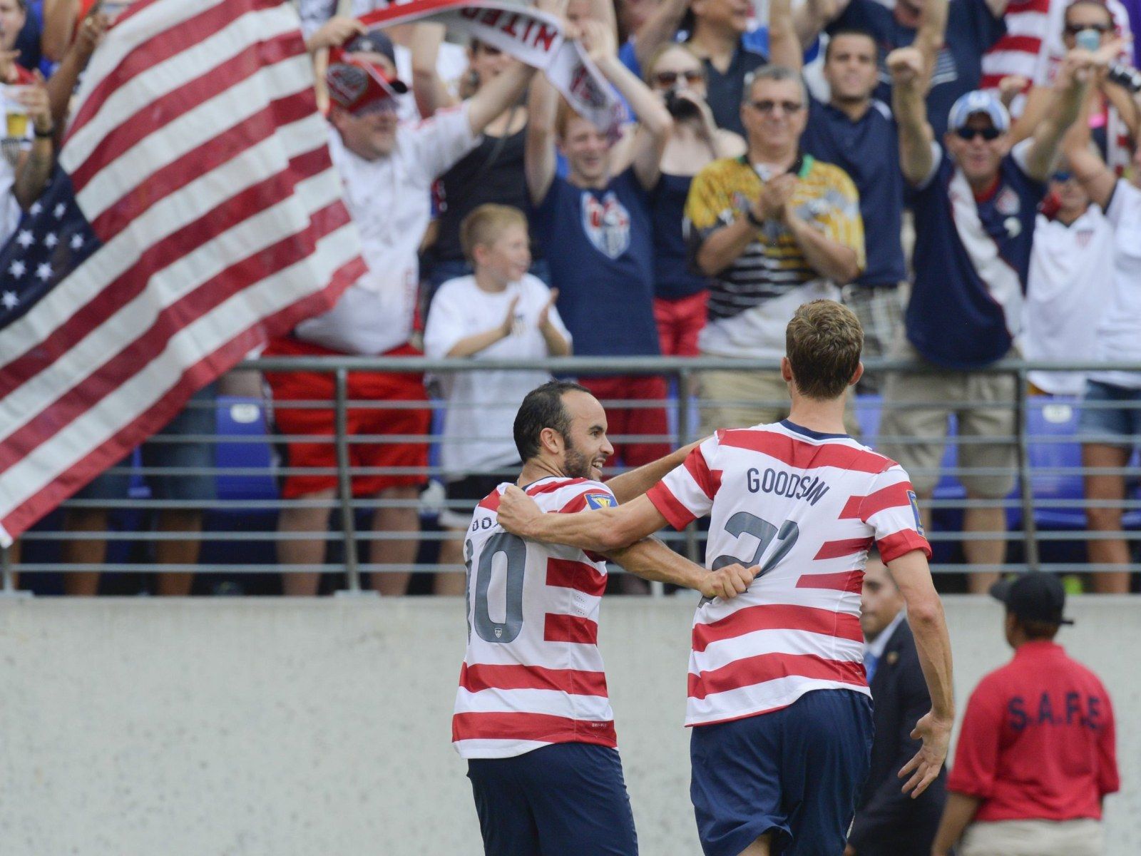 1600x1200 VIDEO USA 5 1 El Salvador: Highlights; Landon Donovan Helps U.S Stroll Into Gold Cup Semifinals