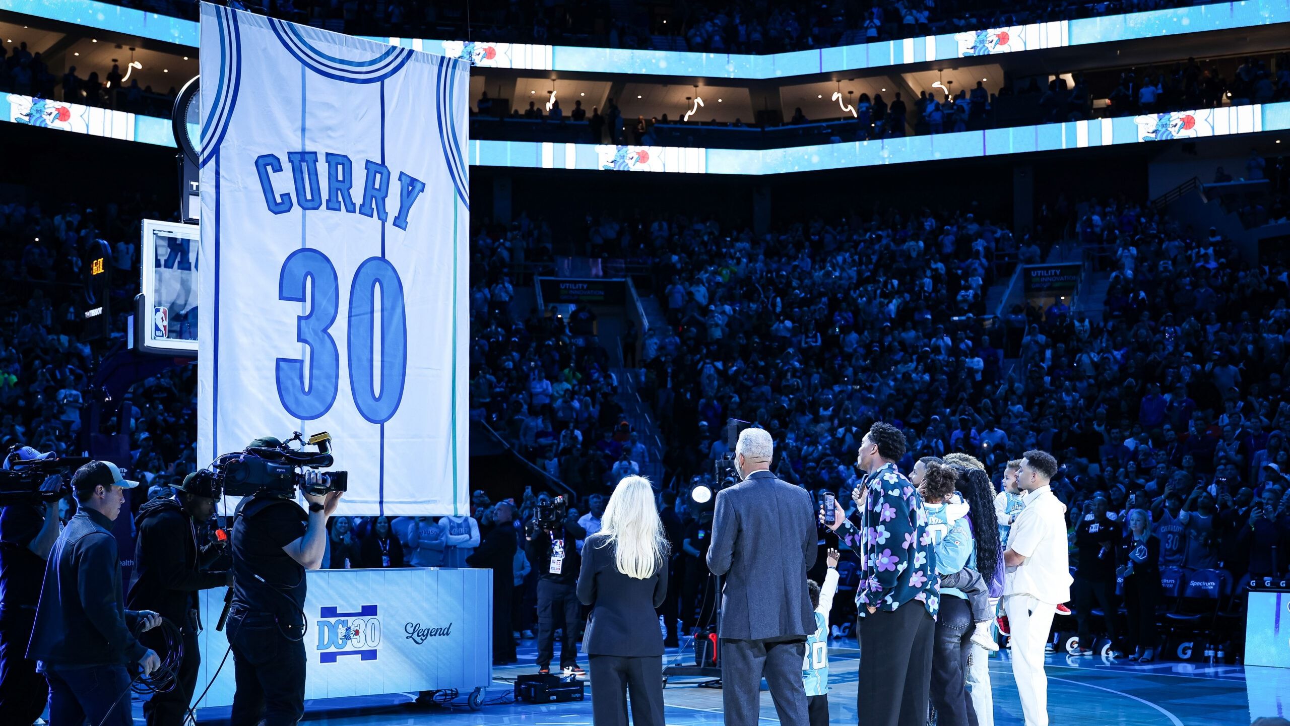 2560x1441 Dell Curry has his No. 30 jersey raised to the rafters