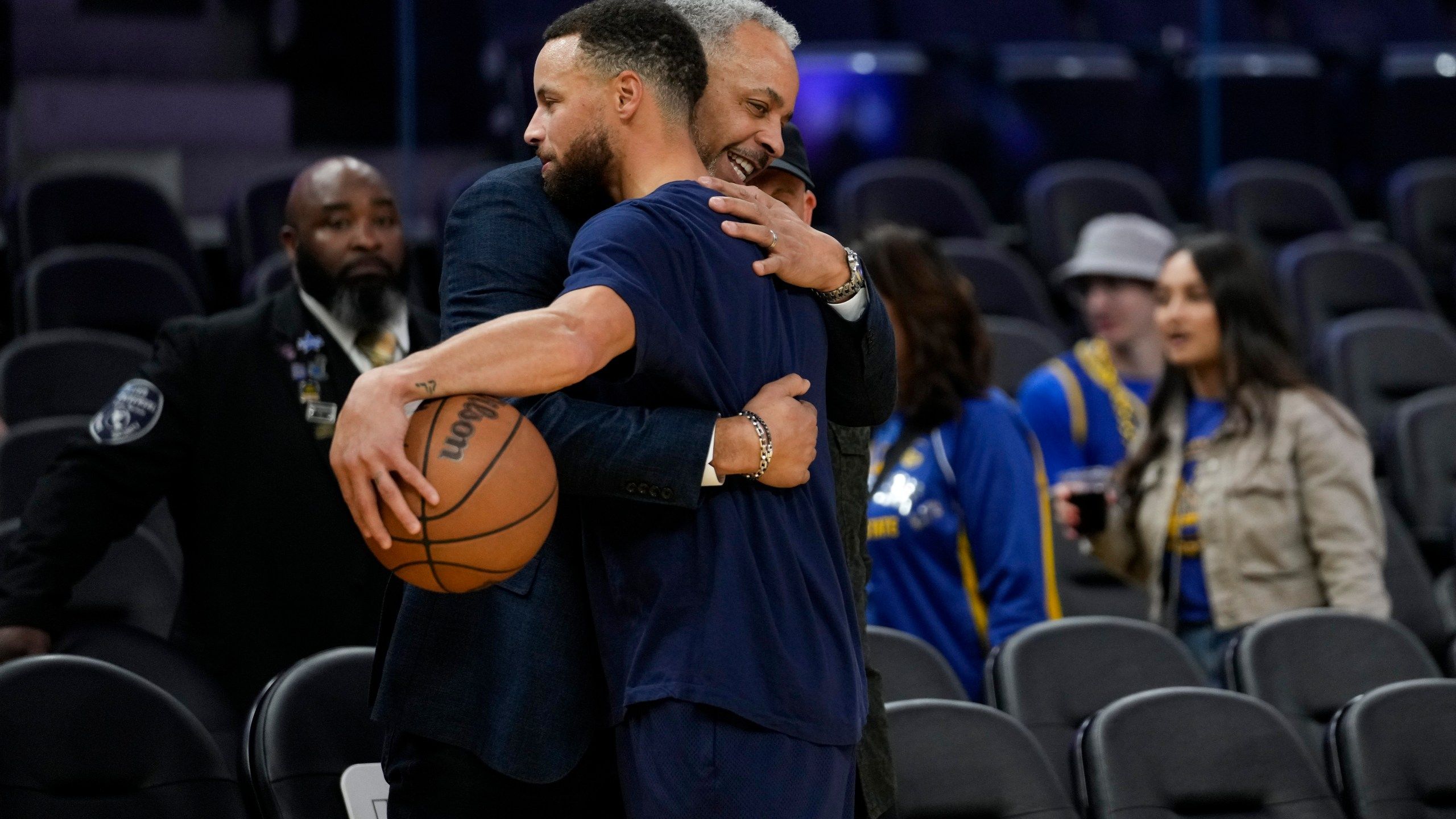 2560x1440 Dell Curry Cherishes Chance To Call Both Sons' Game As Stephen And Seth Face Off In Hornets Warriors