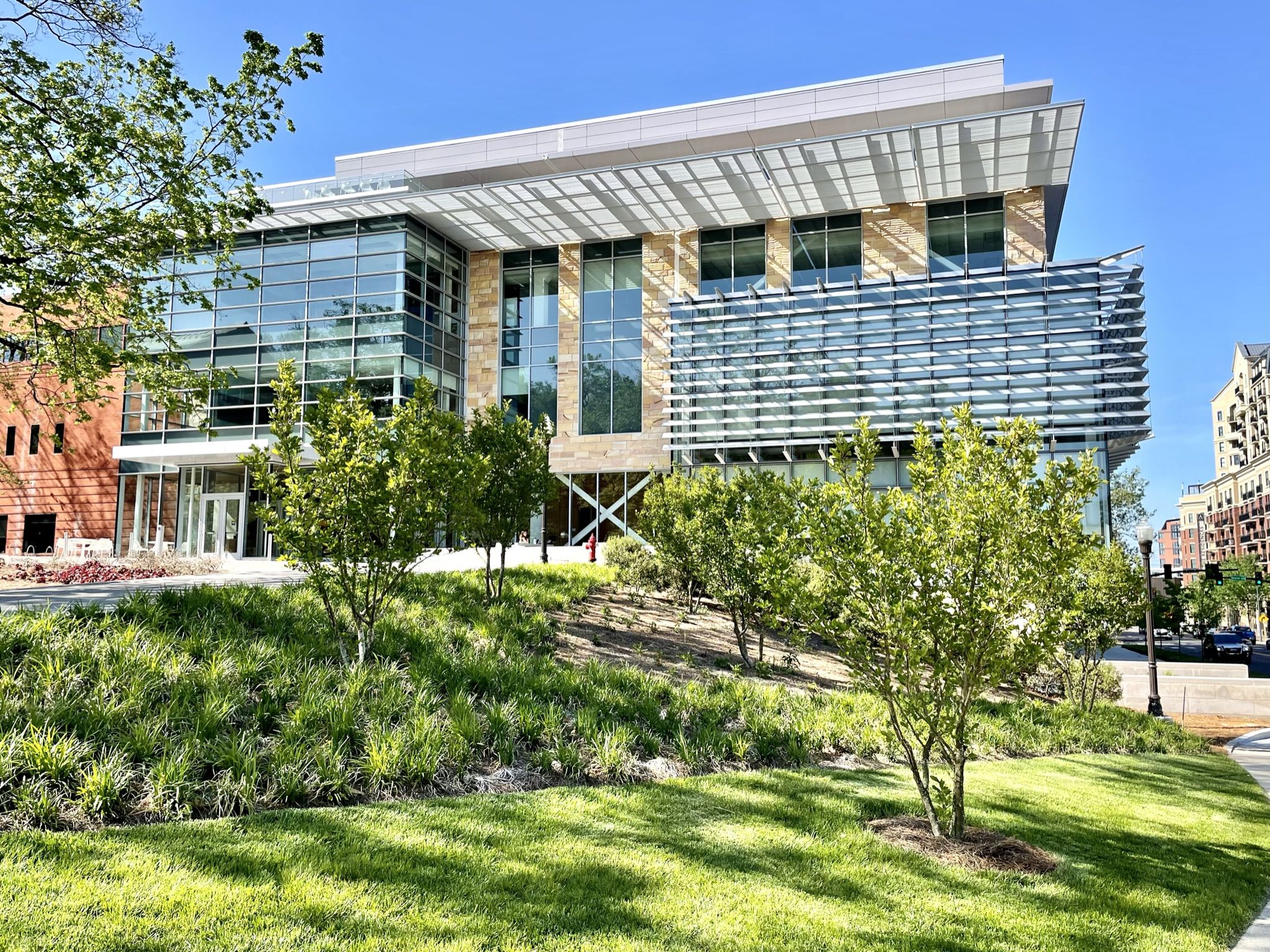 2048x1536 Ribbon Cutting for Newly Renovated Management Hall at Vanderbilt University