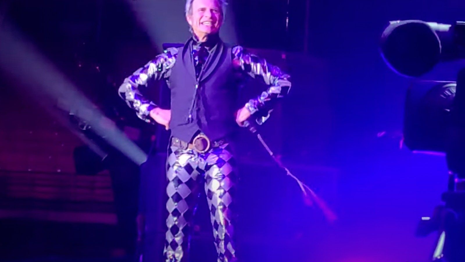 1600x900 David Lee Roth Sings 'Jump' at Possible Final Solo Concert: Watch