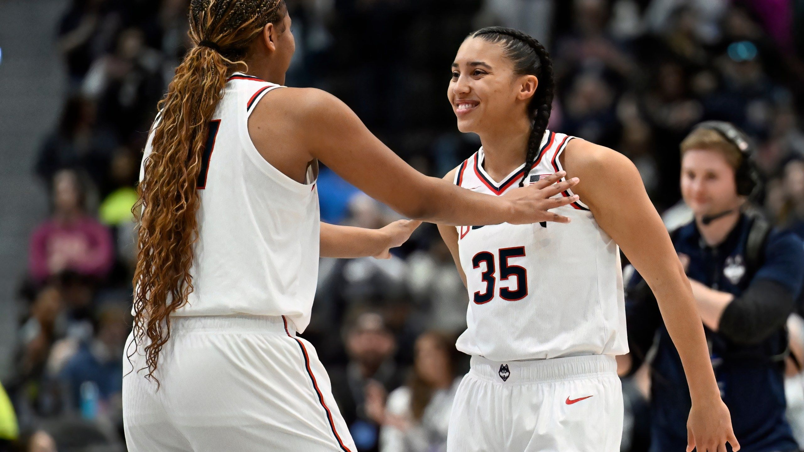 2560x1440 Azzi Fudd, Sarah Strong Lead UConn To 46th Straight Win And Another 30 Win Season
