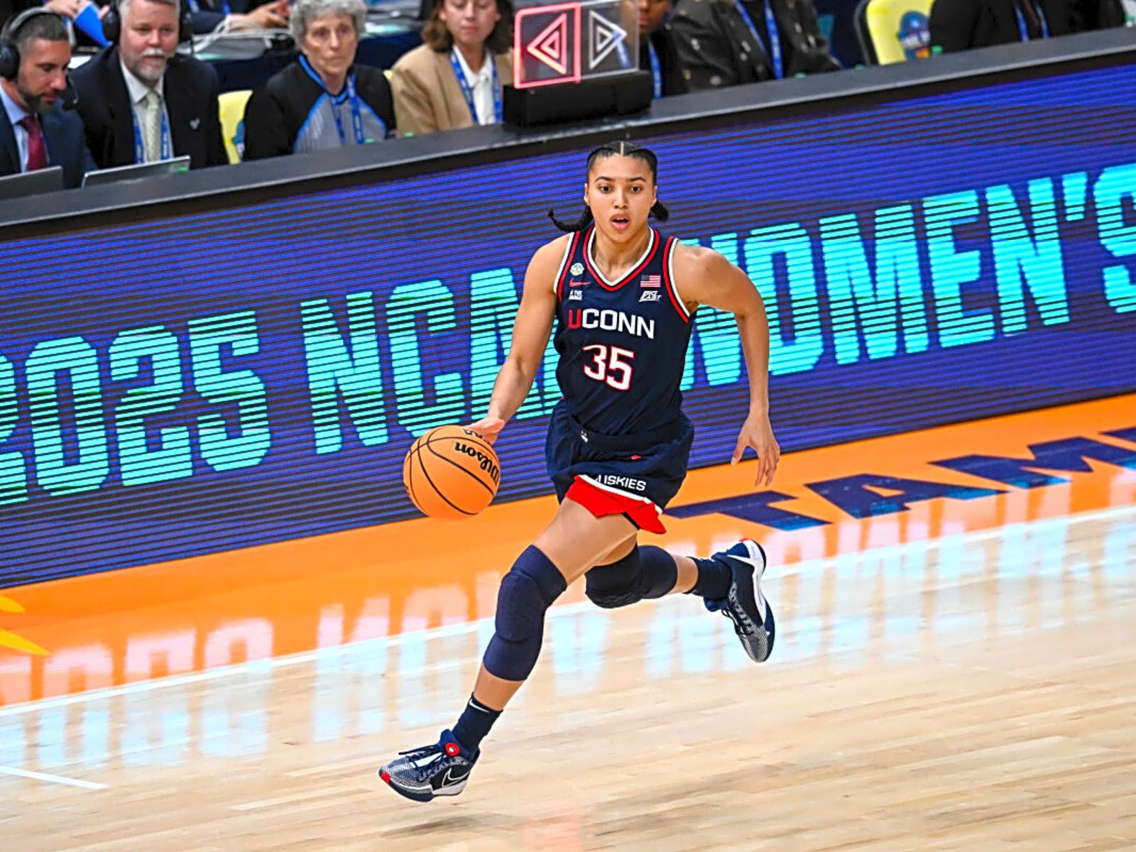 1600x1200 Steph Curry Sends Message to Azzi Fudd After UConn Star's Personal Announcement