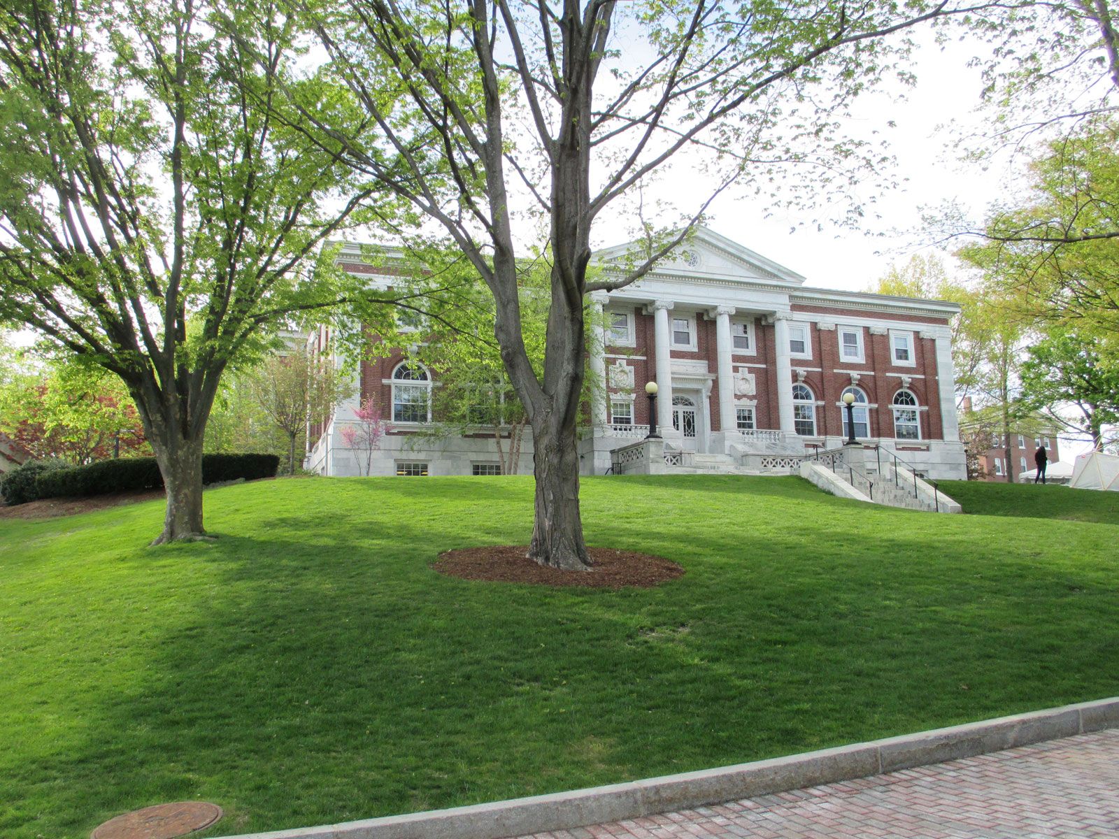 1600x1200 Tufts University