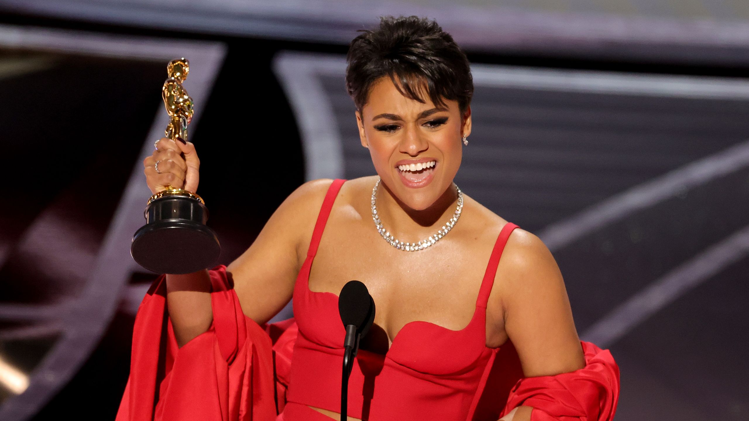 2560x1440 Ariana DeBose Makes History As the First Queer Woman of Color to Win an Oscar for Acting