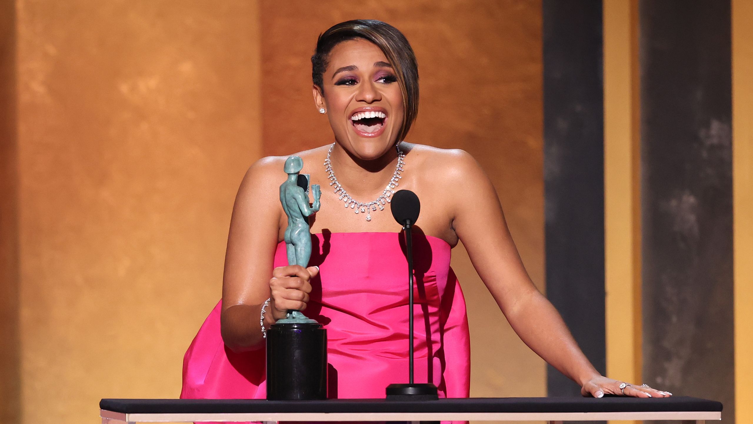 2560x1440 Ariana DeBose Makes History As First Queer Afro Latina Actress To Win SAG Award
