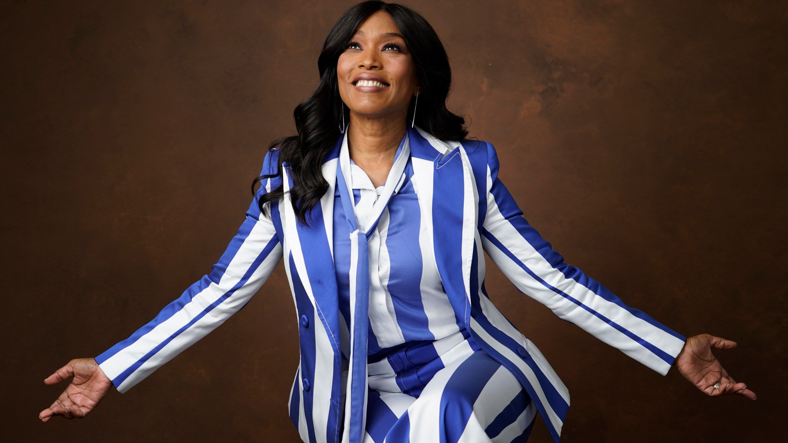 2560x1440 Angela Bassett, Oscar nominee, is just doing her thing