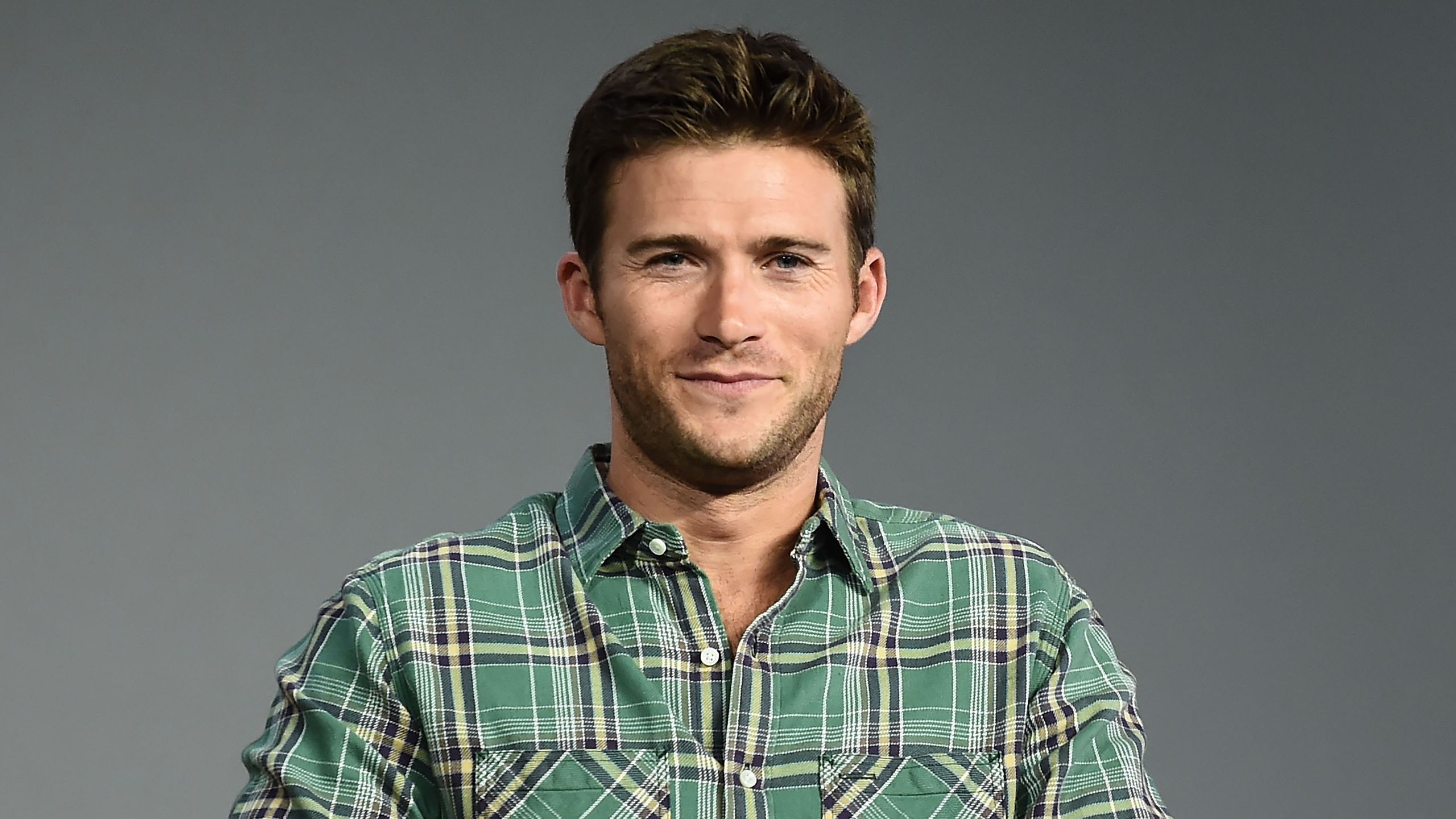 2560x1440 Scott Eastwood Makes a Case to Us on the Advantage of a Smaller, More Simple Home
