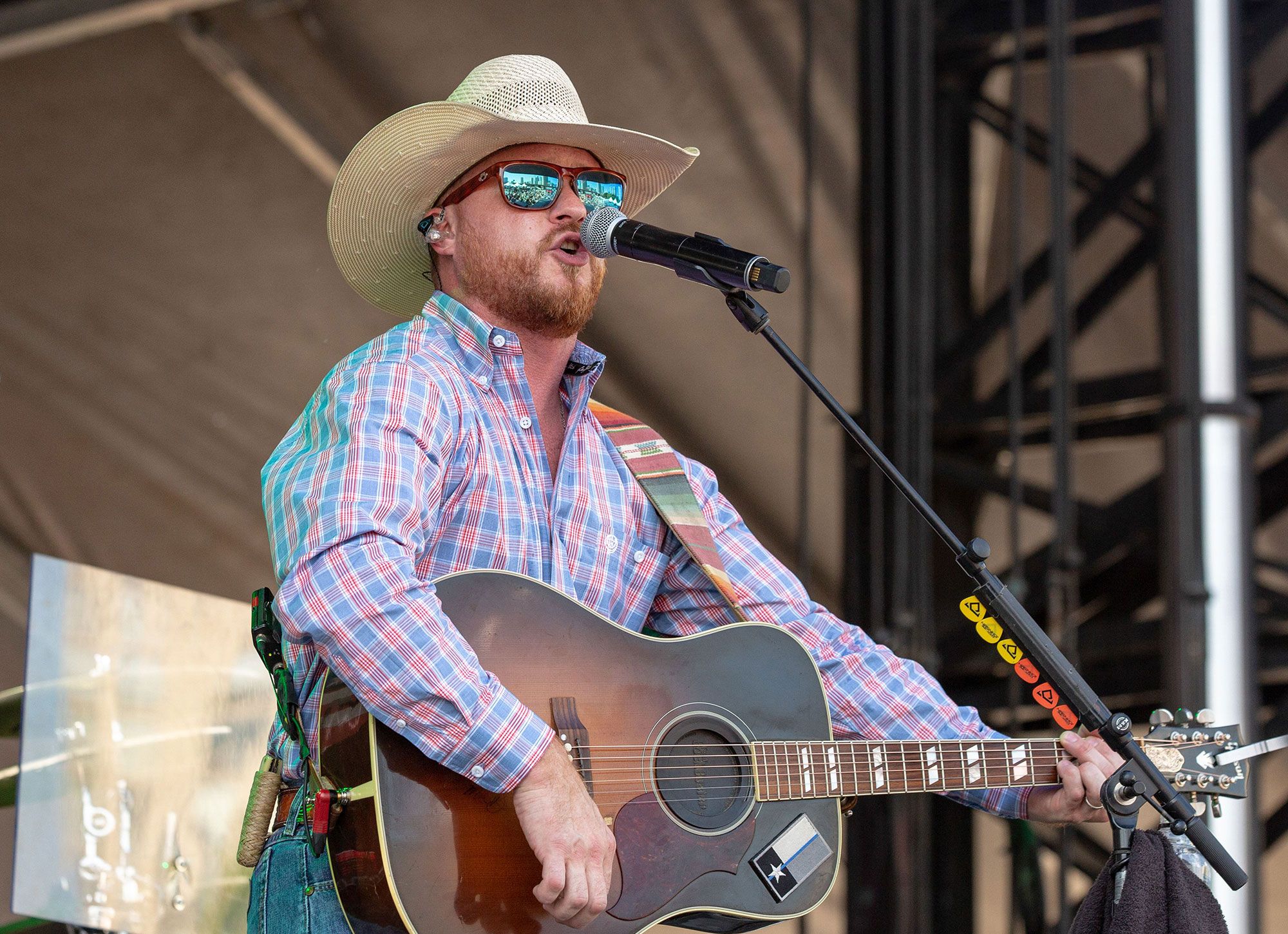 2000x1450 Country Music Performance HD Wallpaper
