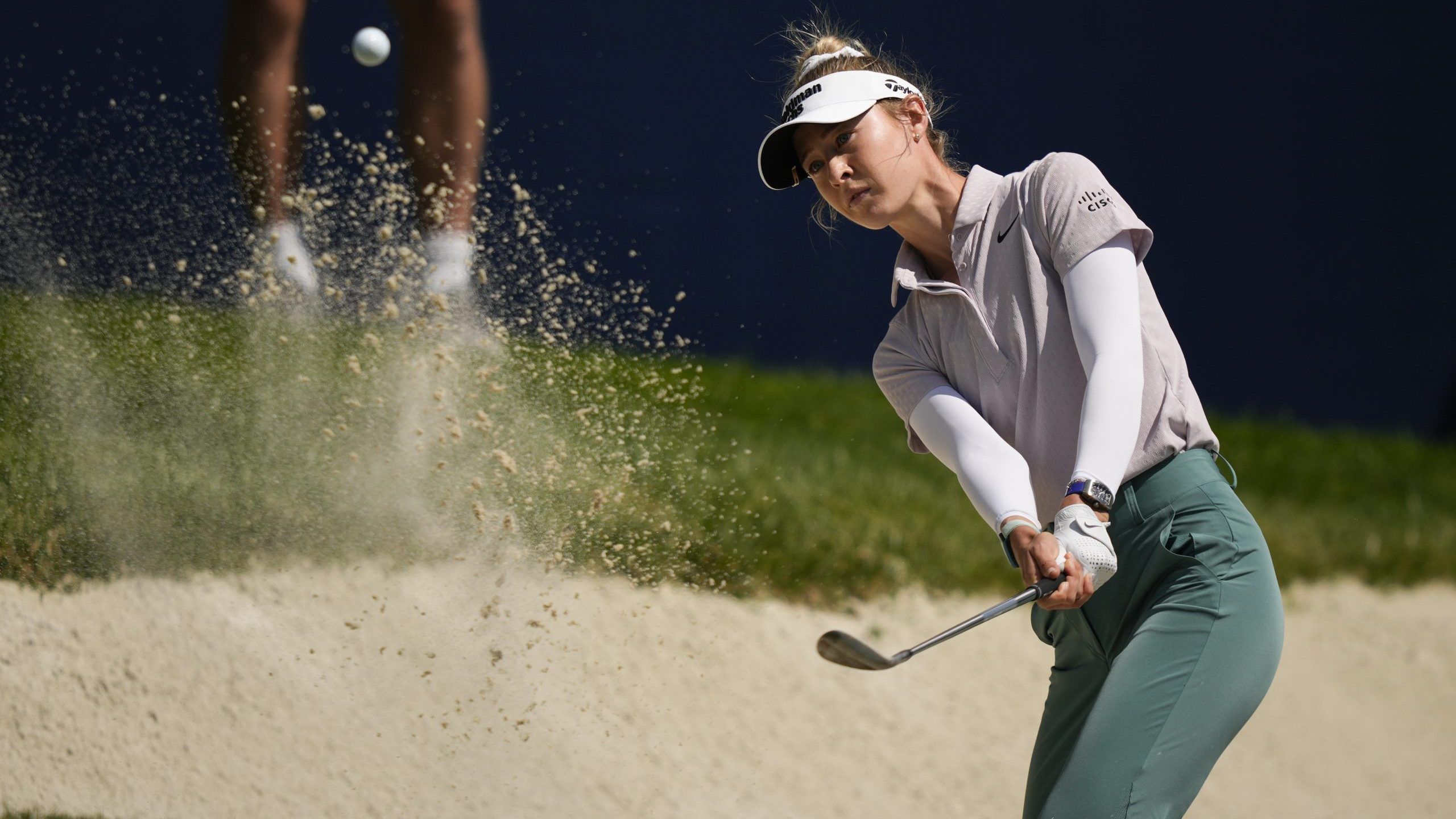 2560x1440 Nelly Korda makes a 10 and faces uphill climb at Women's Open