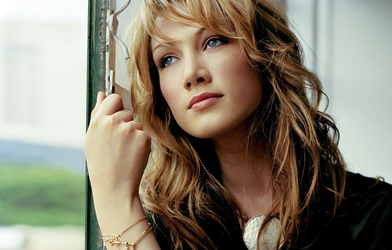 1332x850 Delta Goodrem Wallpaper