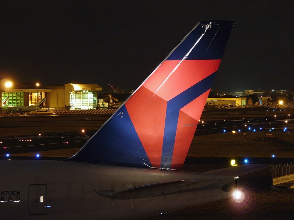 1024x768 Boeing 777 232LR, Delta Air Lines