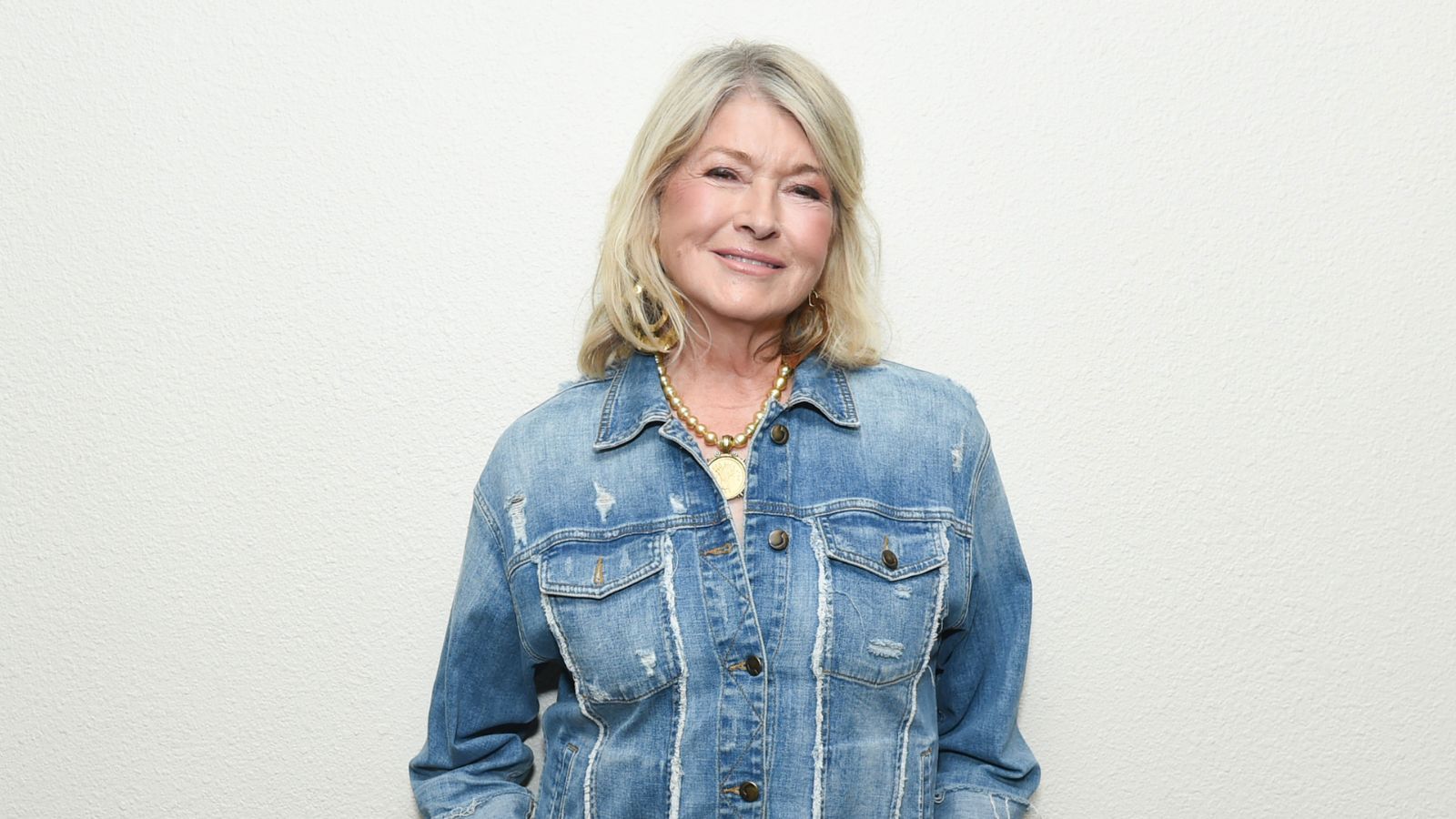 1600x900 Martha Stewart painted a statement mural in her entryway. Homes and Gardens