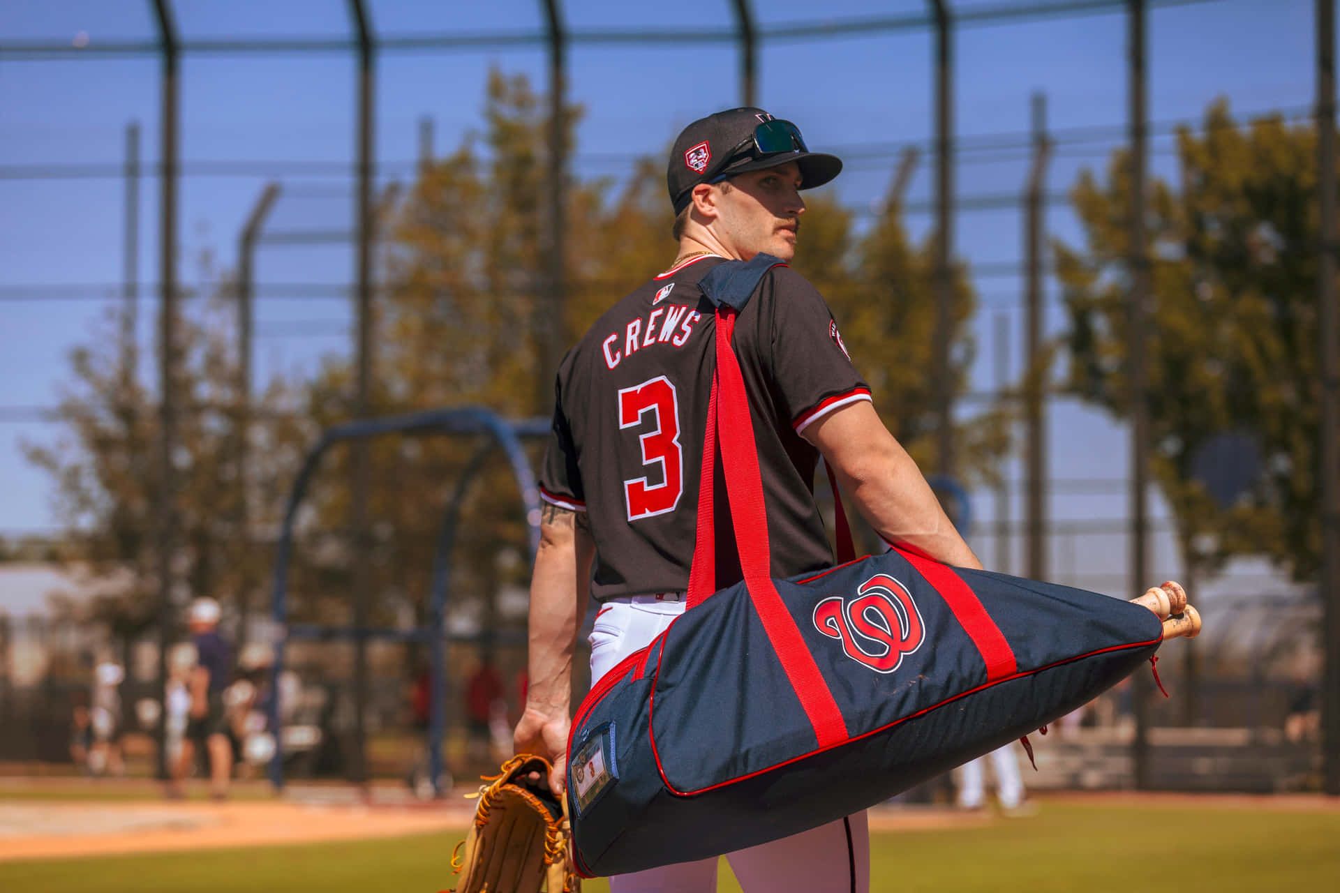 1920x1280 Descargar fondos de Jugador De Béisbol Dylan Crews Caminando Con Equipamiento